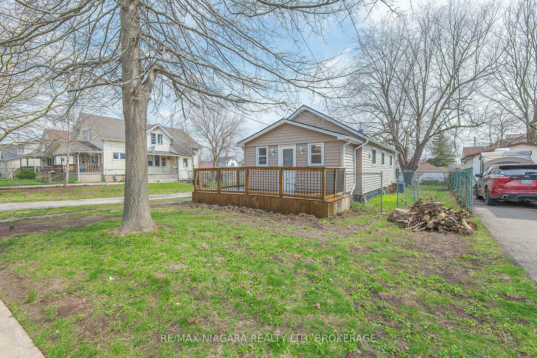 243 North Street N, Fort Erie — photo 2 of 5