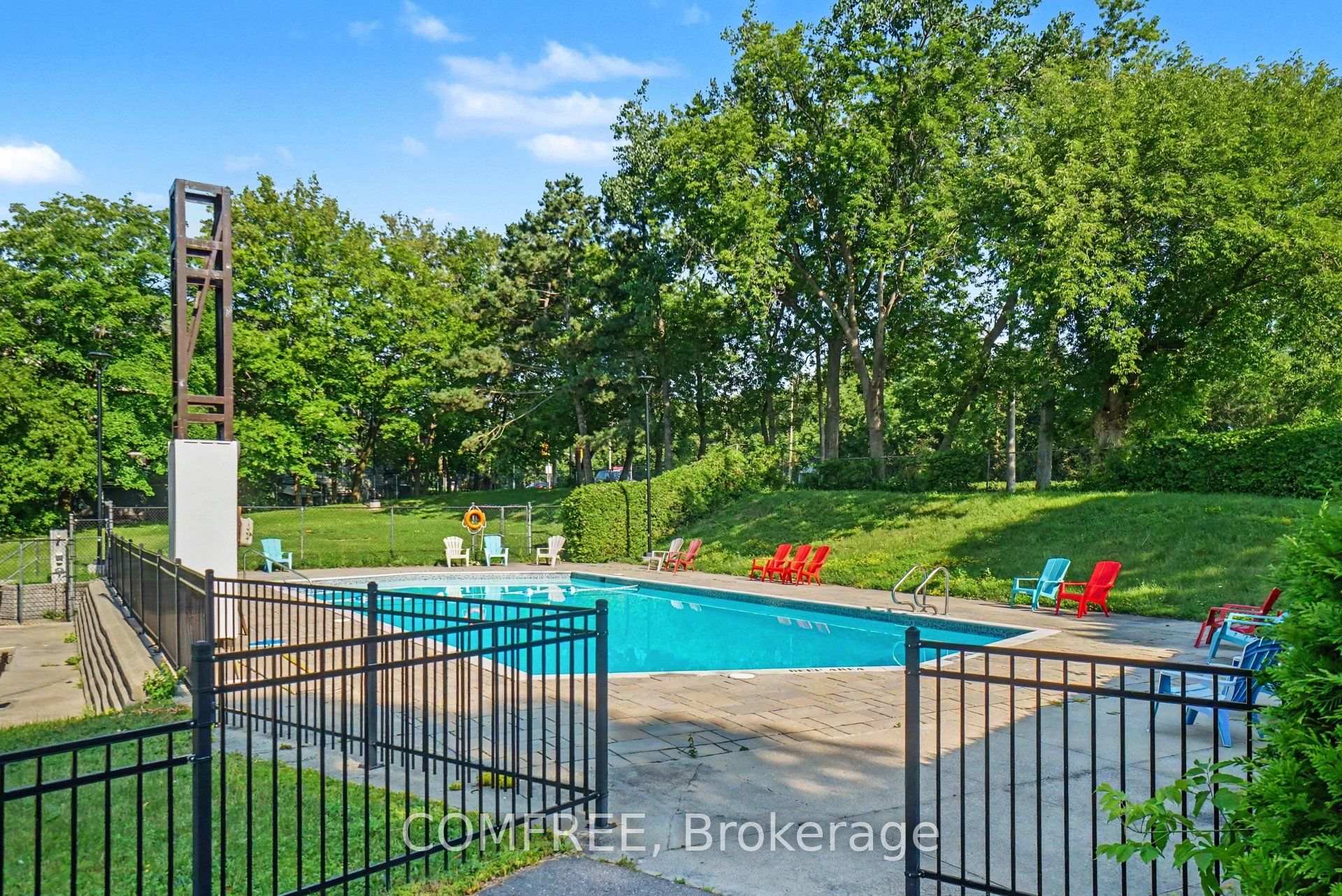 915 Elmsmere Road 817, Beacon Hill North - South and Area — photo 4 of 5