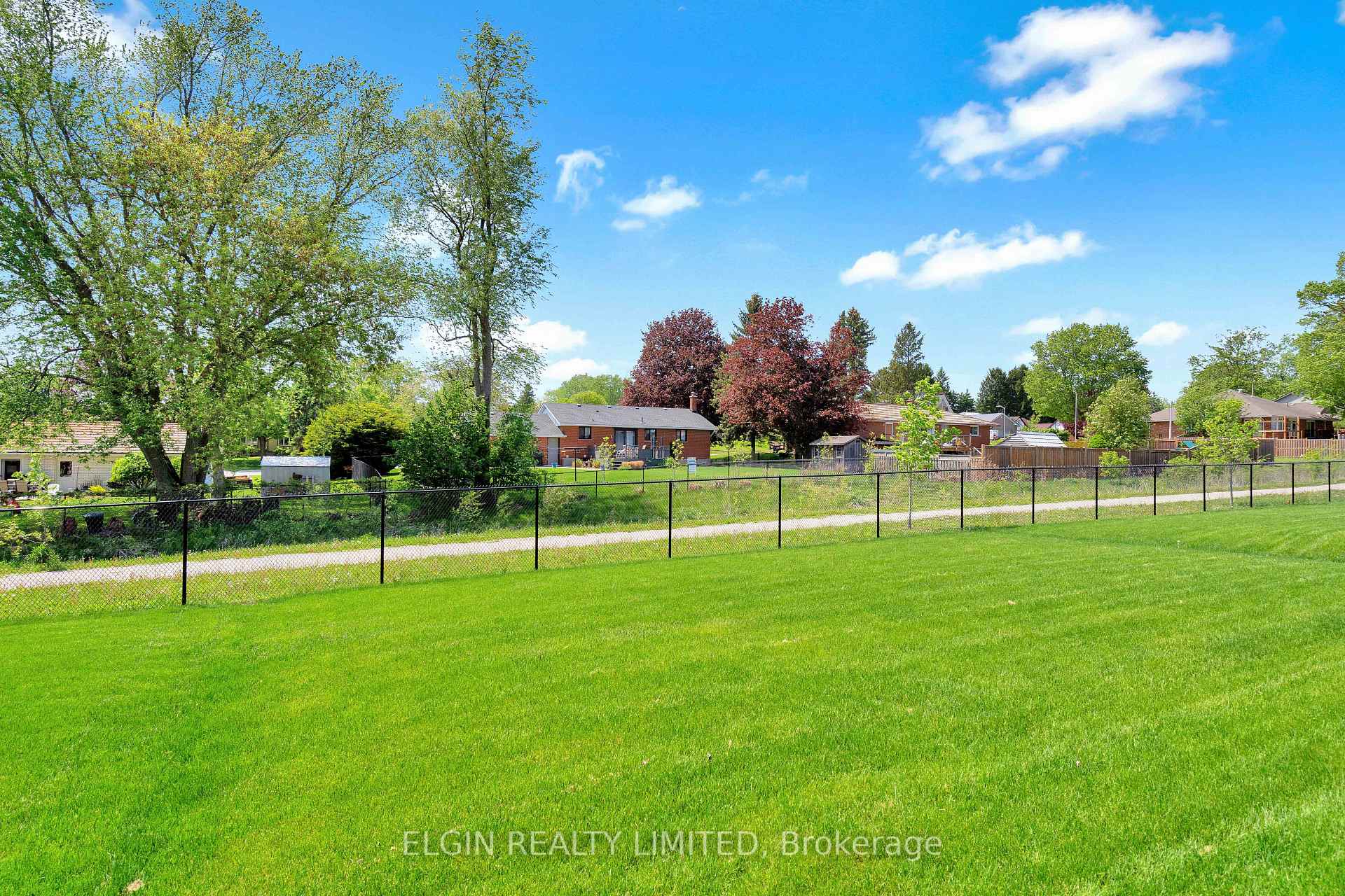 45 Lark Street, Tillsonburg — photo 3 of 5