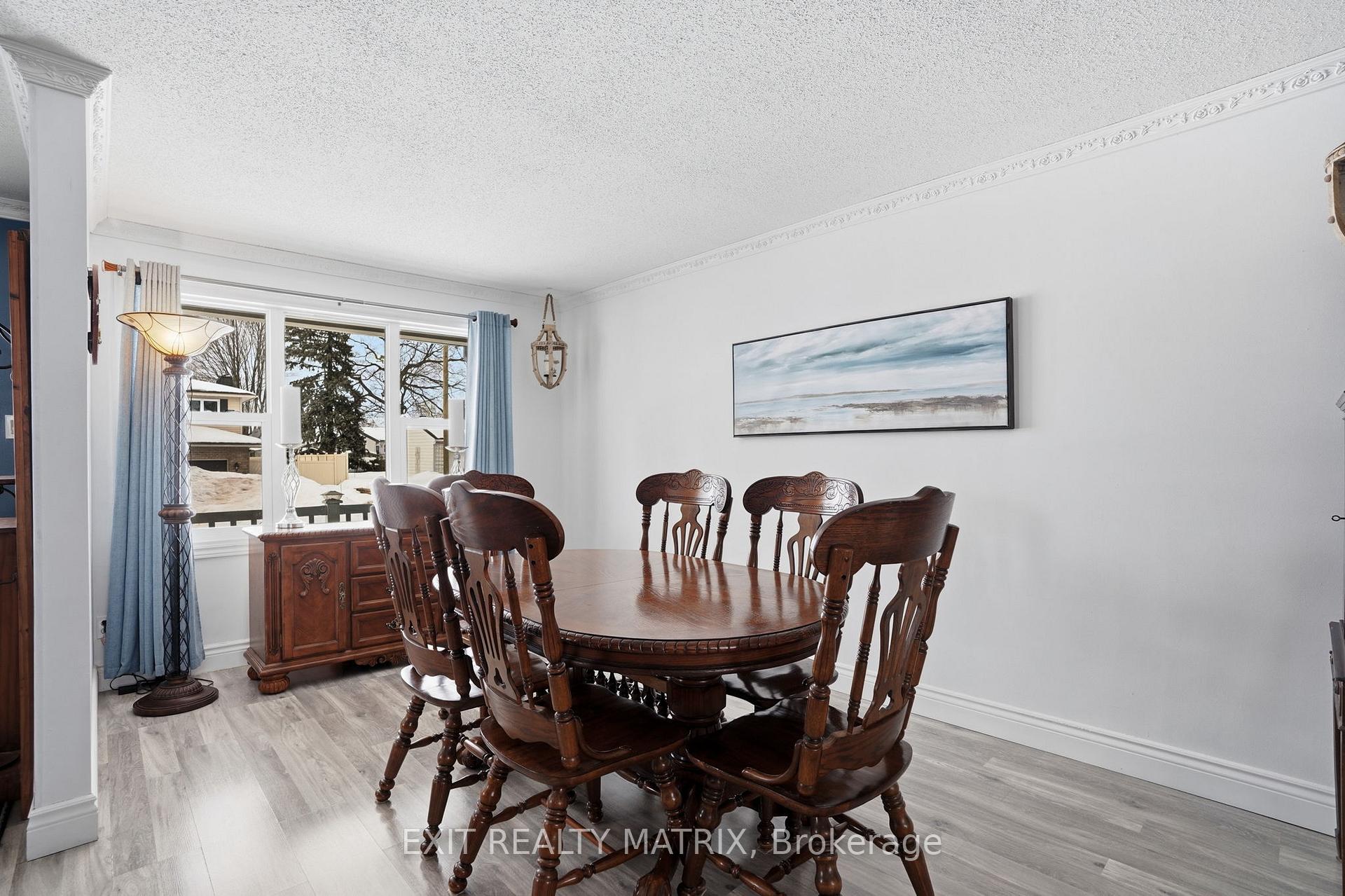 1691-1695 Saint-Laurent Street, Clarence-Rockland — photo 3 of 5