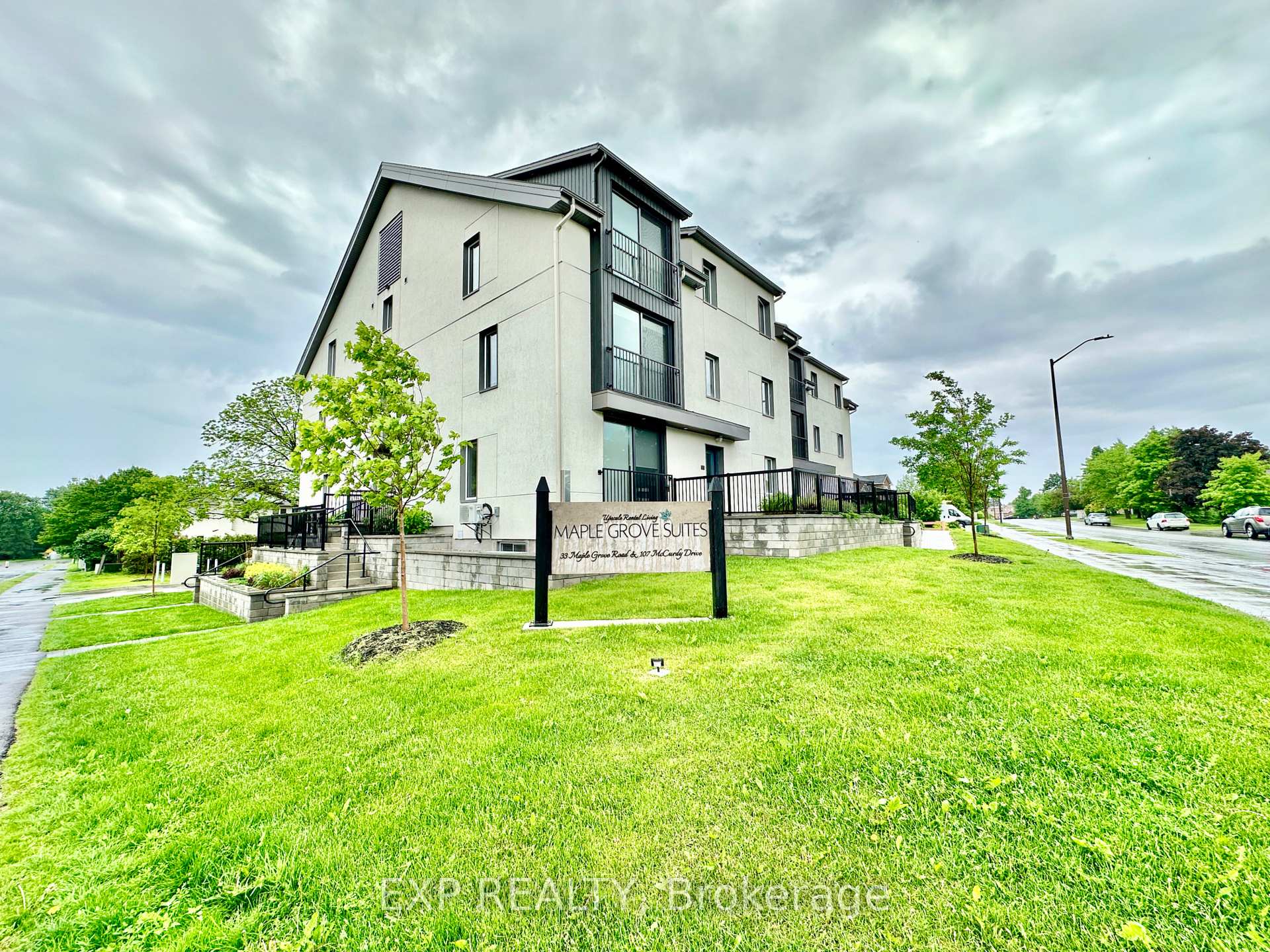 33 MAPLE GROVE Road 101, Kanata, ON K2L 2S7