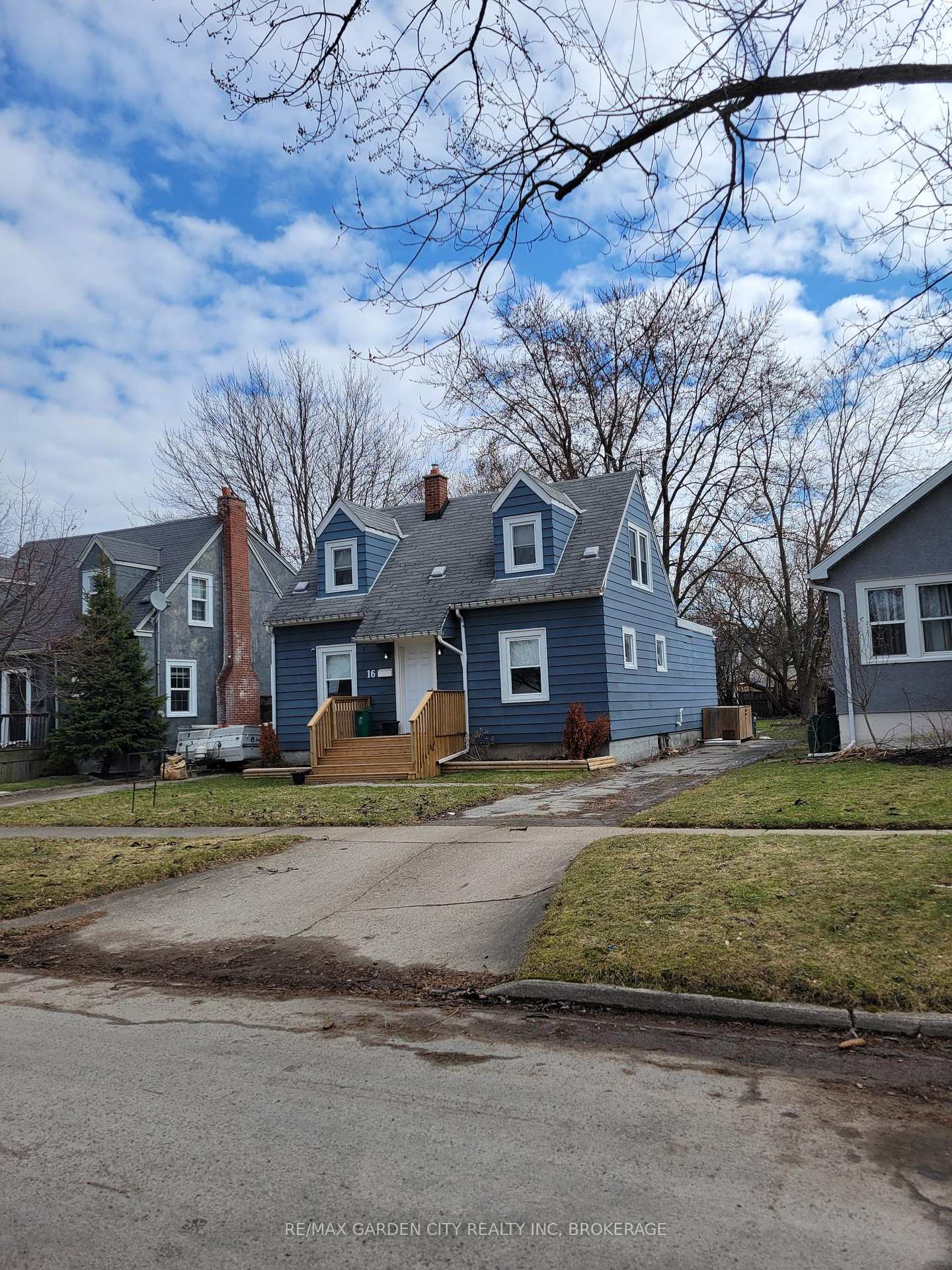 16 Walnut Street, Welland — photo 3 of 5