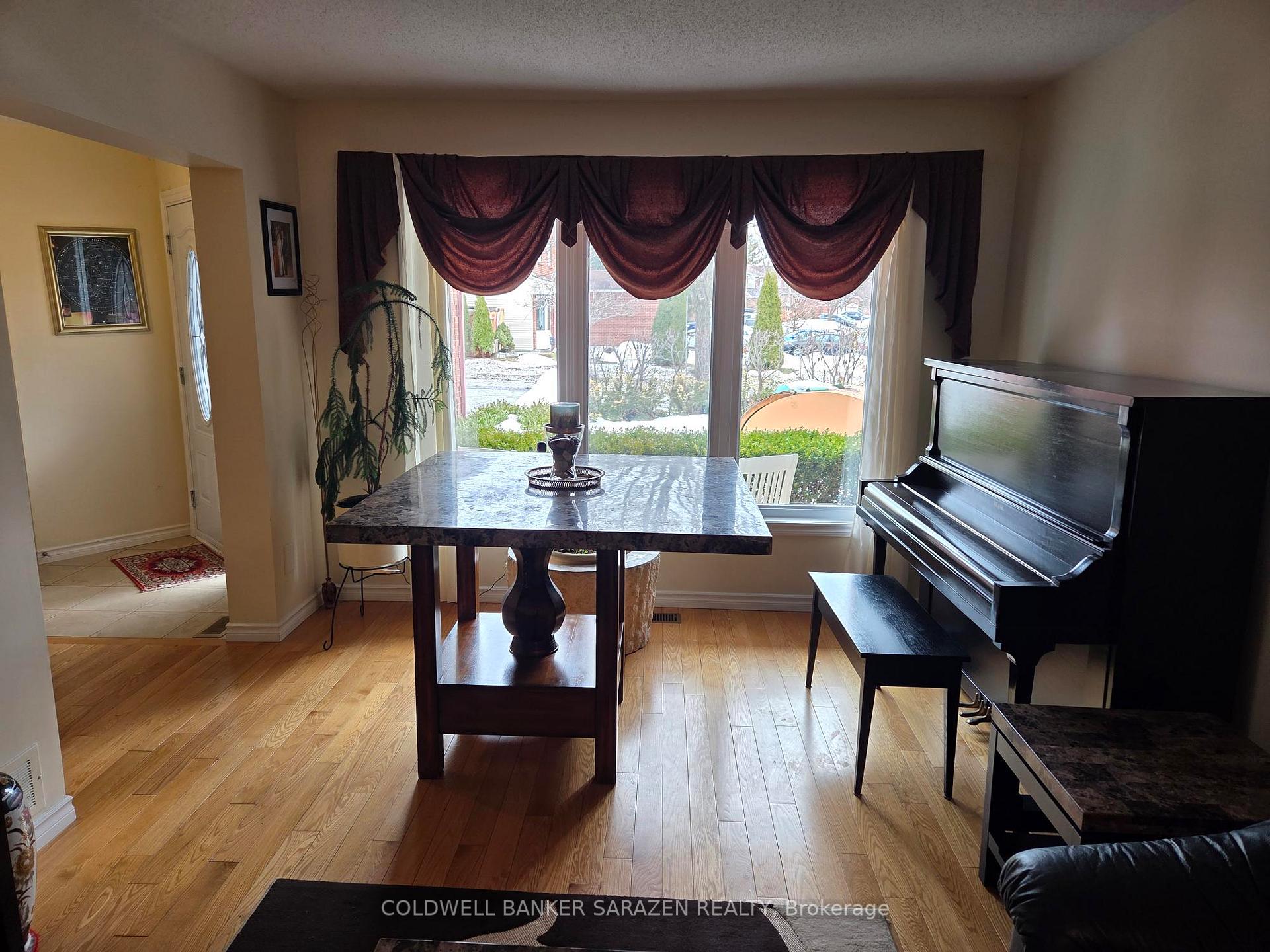 31 Dossetter Way, Hunt Club - South Keys and Area — photo 4 of 5