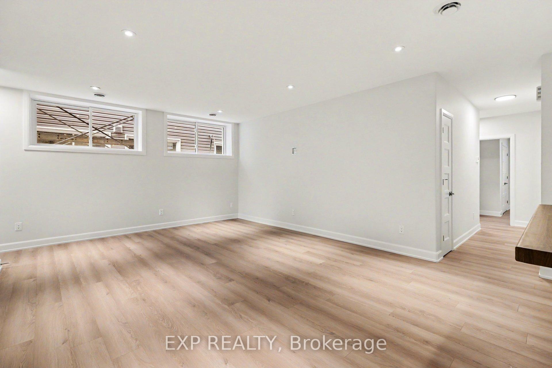 1133 Montblanc Crescent A, Russell — photo 3 of 5