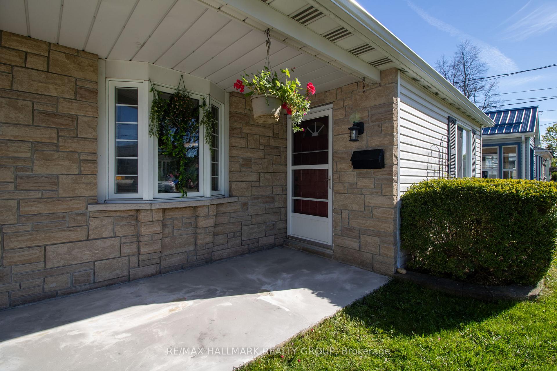 31 Chaffey Street, Brockville — photo 3 of 5