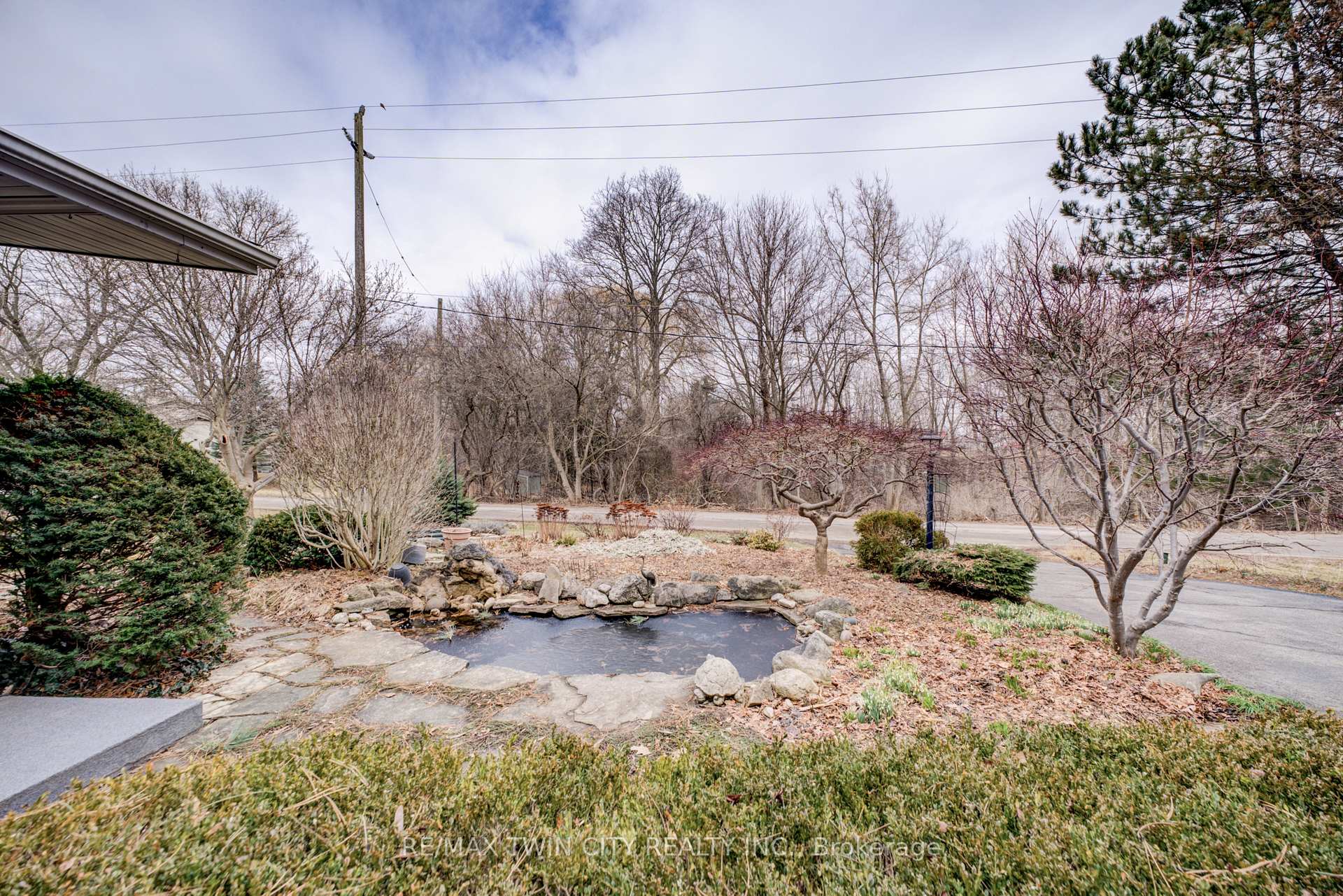 9 Summerhayes Crescent, Brantford — photo 2 of 5
