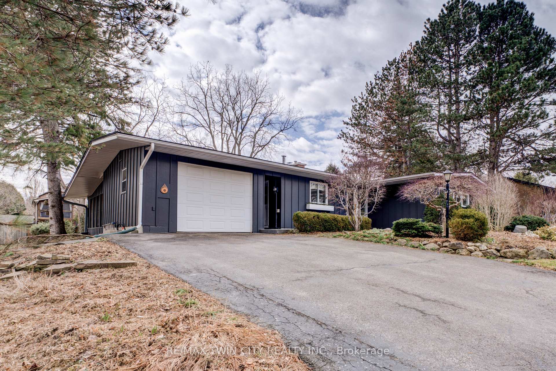 9 Summerhayes Crescent, Brantford — photo 3 of 5