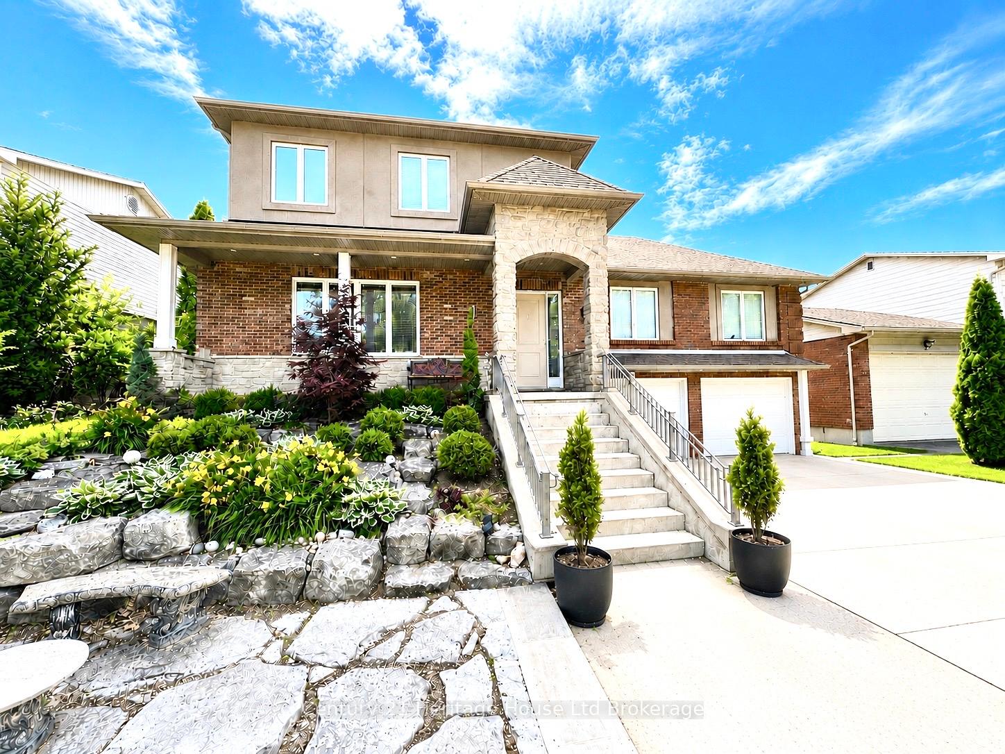 61 Applewood Crescent, London South, ON N6J 3R1