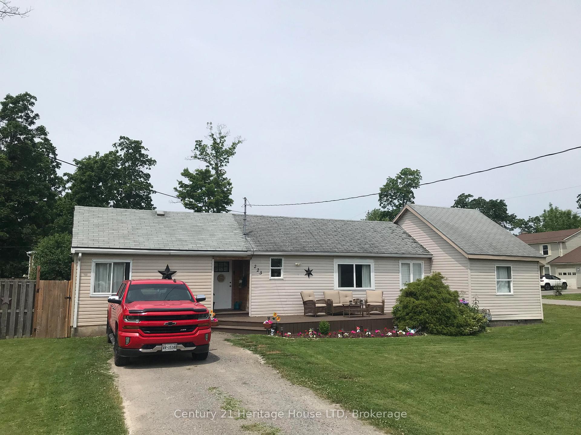 223 Bernard Avenue, Fort Erie — photo 2 of 5