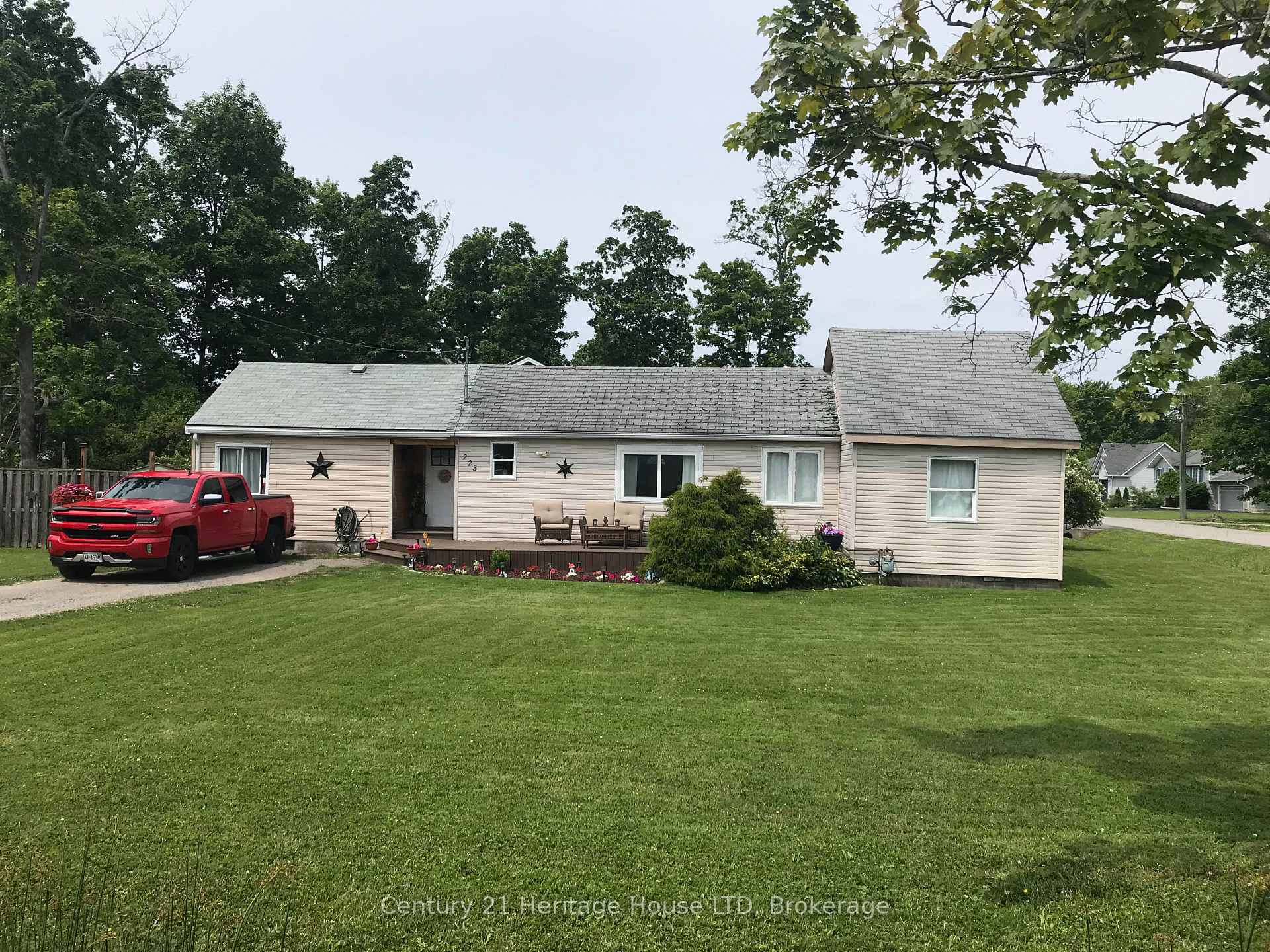 223 Bernard Avenue, Fort Erie — photo 3 of 5