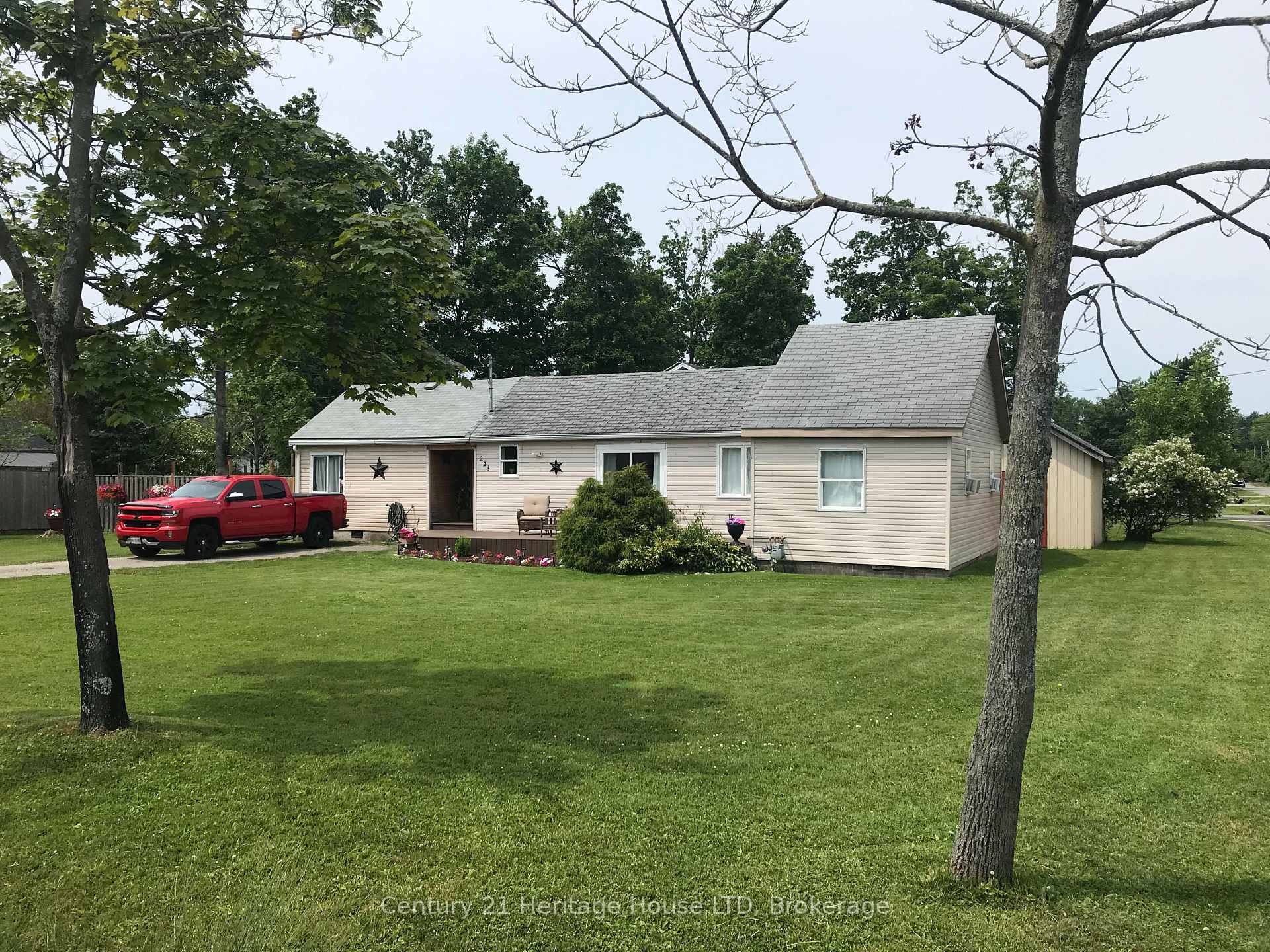 223 Bernard Avenue, Fort Erie — photo 4 of 5