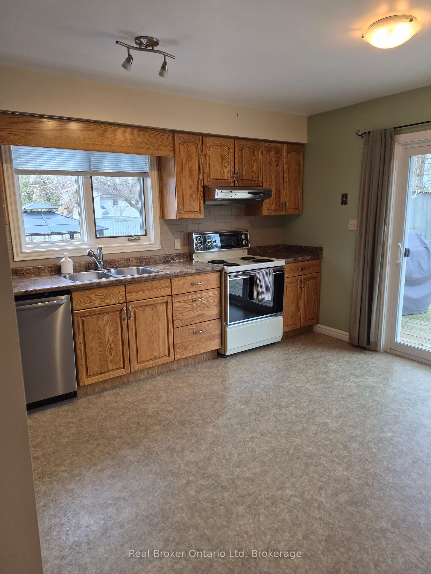 2022 E 7th Avenue E, Owen Sound — photo 3 of 5