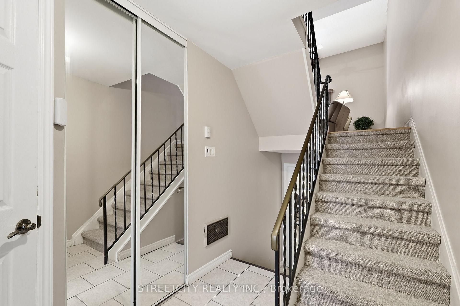 159 Sandringham Crescent 118, London South — photo 2 of 5