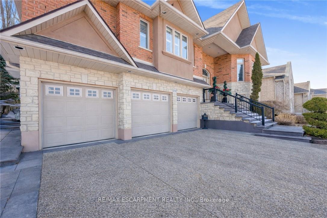 130 Dorchester Drive, Grimsby — photo 2 of 5