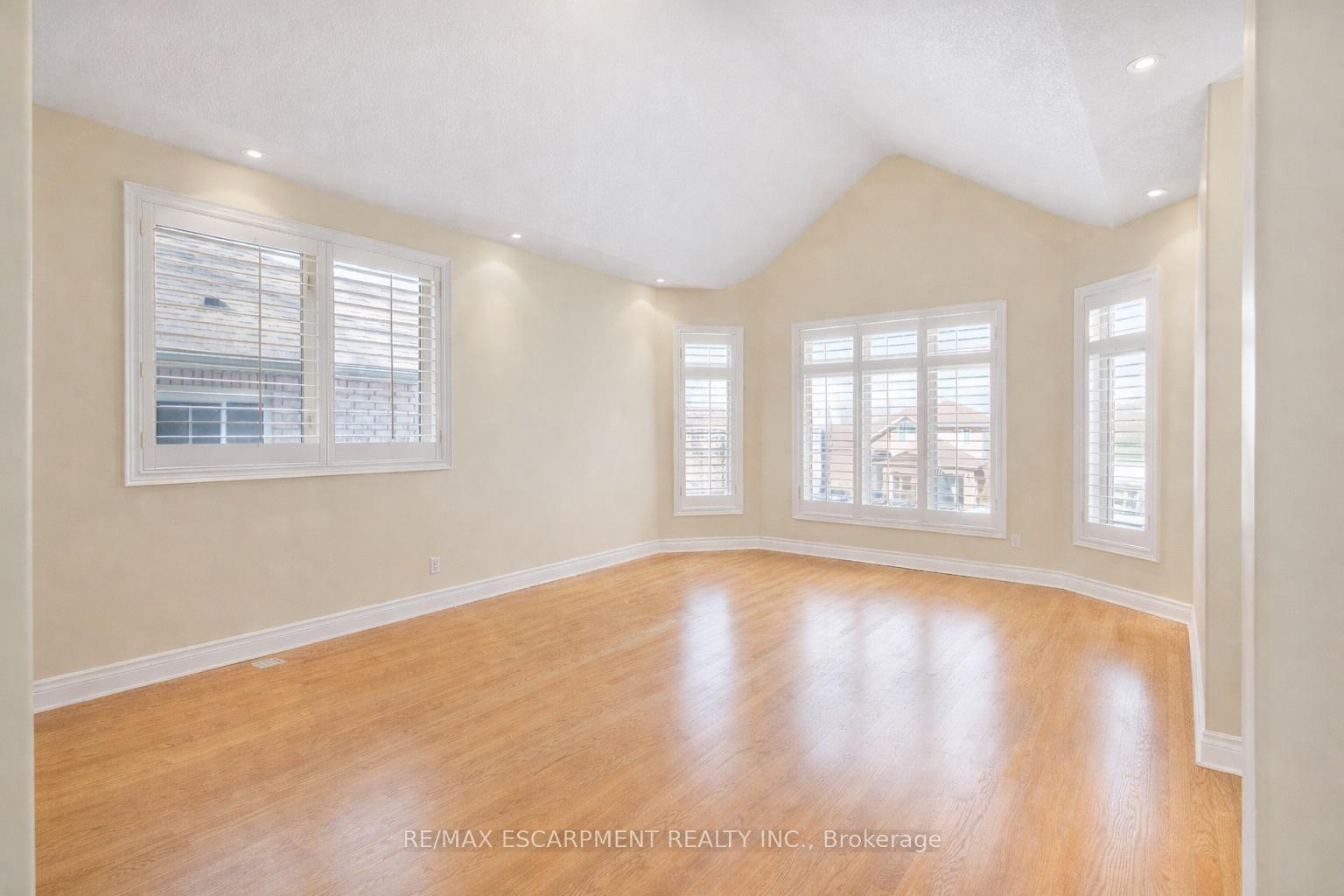130 Dorchester Drive, Grimsby — photo 4 of 5