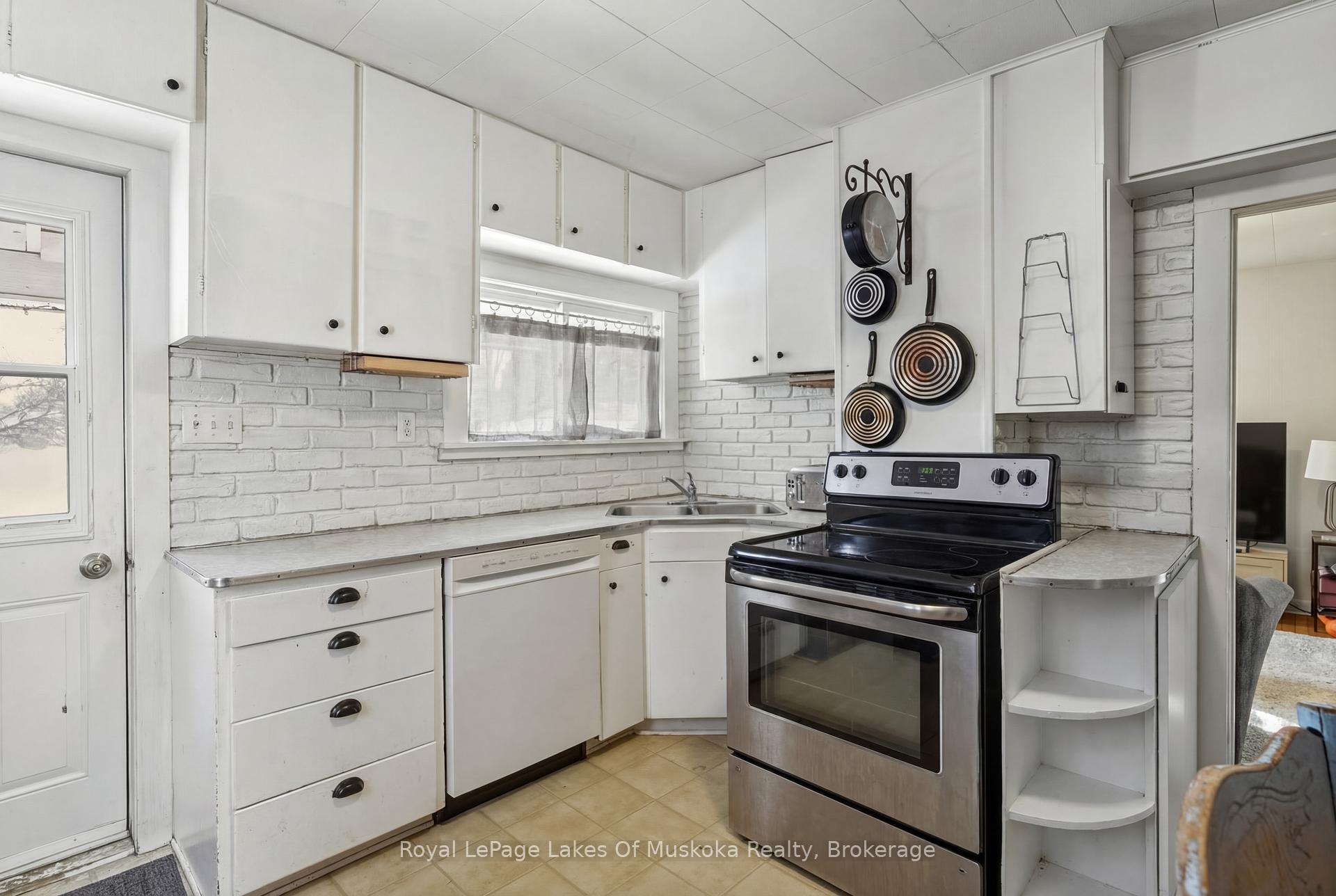 60 West Road W, Huntsville — photo 4 of 5