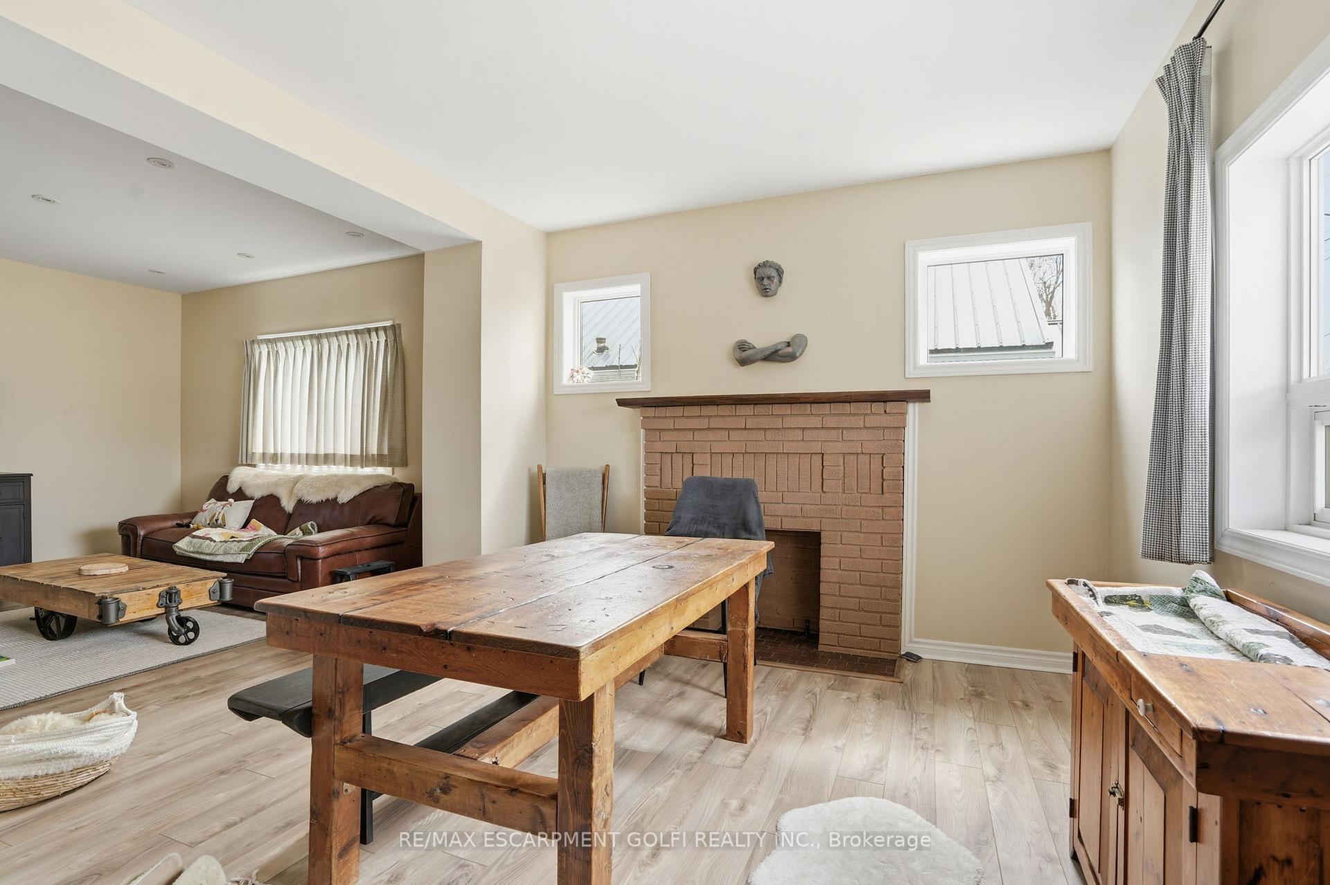 436 McAlpine Avenue N, Welland — photo 2 of 5