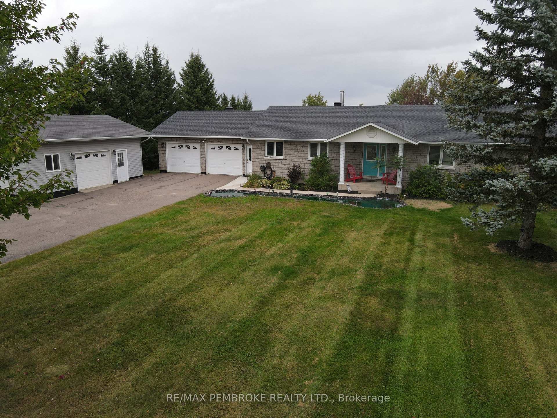 56 Robertson Drive, Whitewater Region, ON K0J 1C0 — Whitewater Region, Ontario