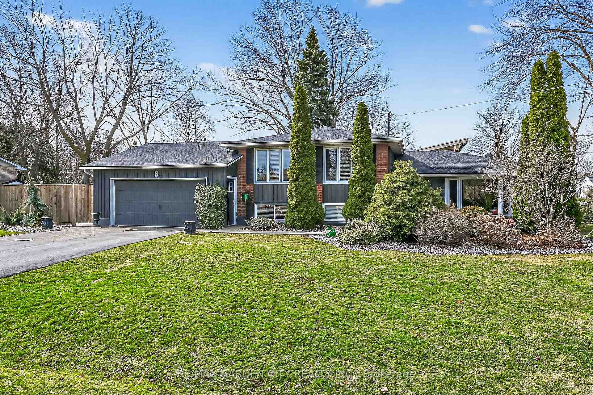 8 BENDAMERE Drive, Grimsby — photo 2 of 5