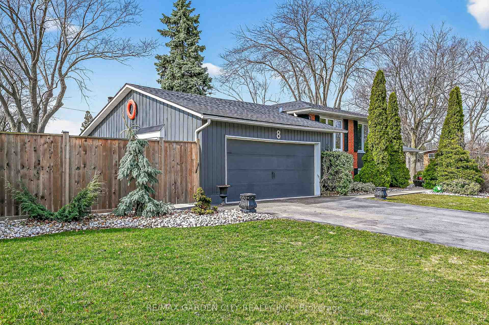 8 BENDAMERE Drive, Grimsby — photo 4 of 5