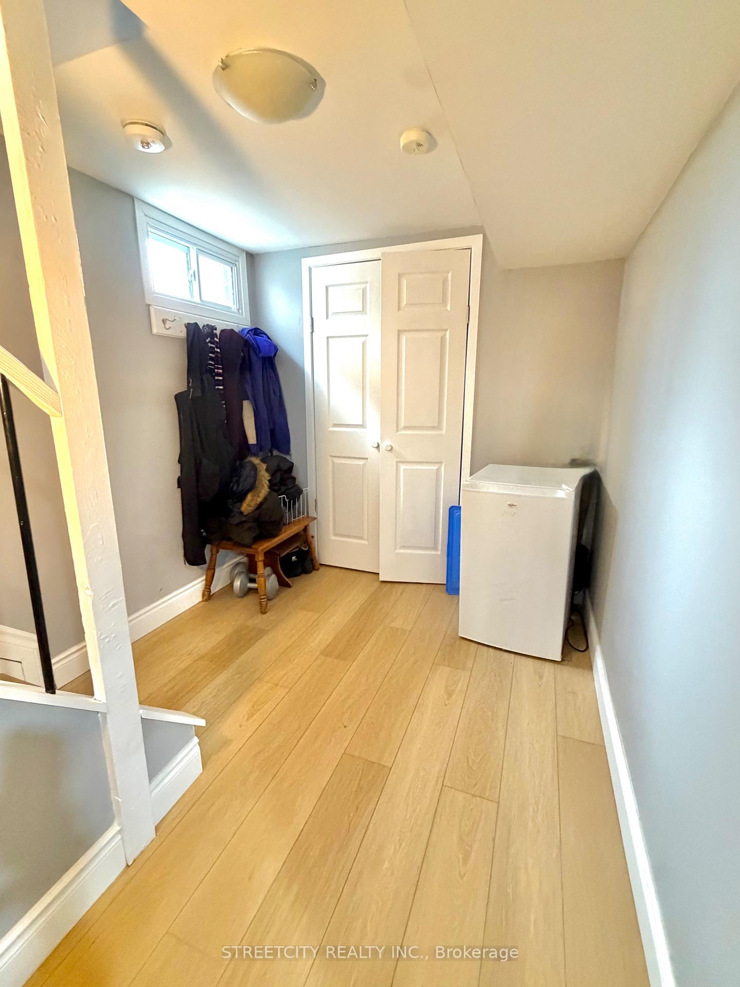 237 Homestead (Basement ) Crescent, London North — photo 4 of 5