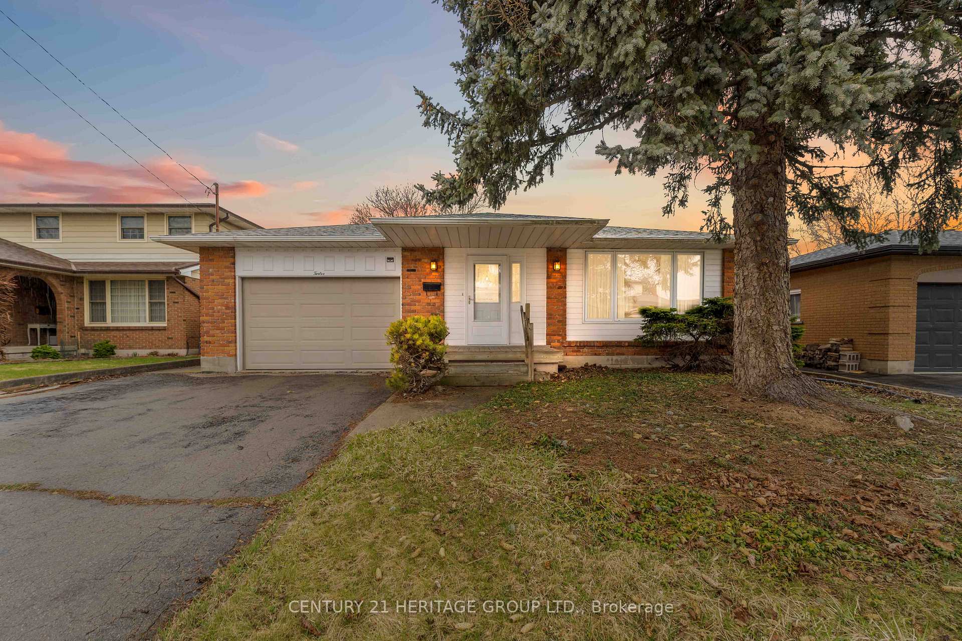 12 Roland Road, Hamilton, ON L9B 1S6