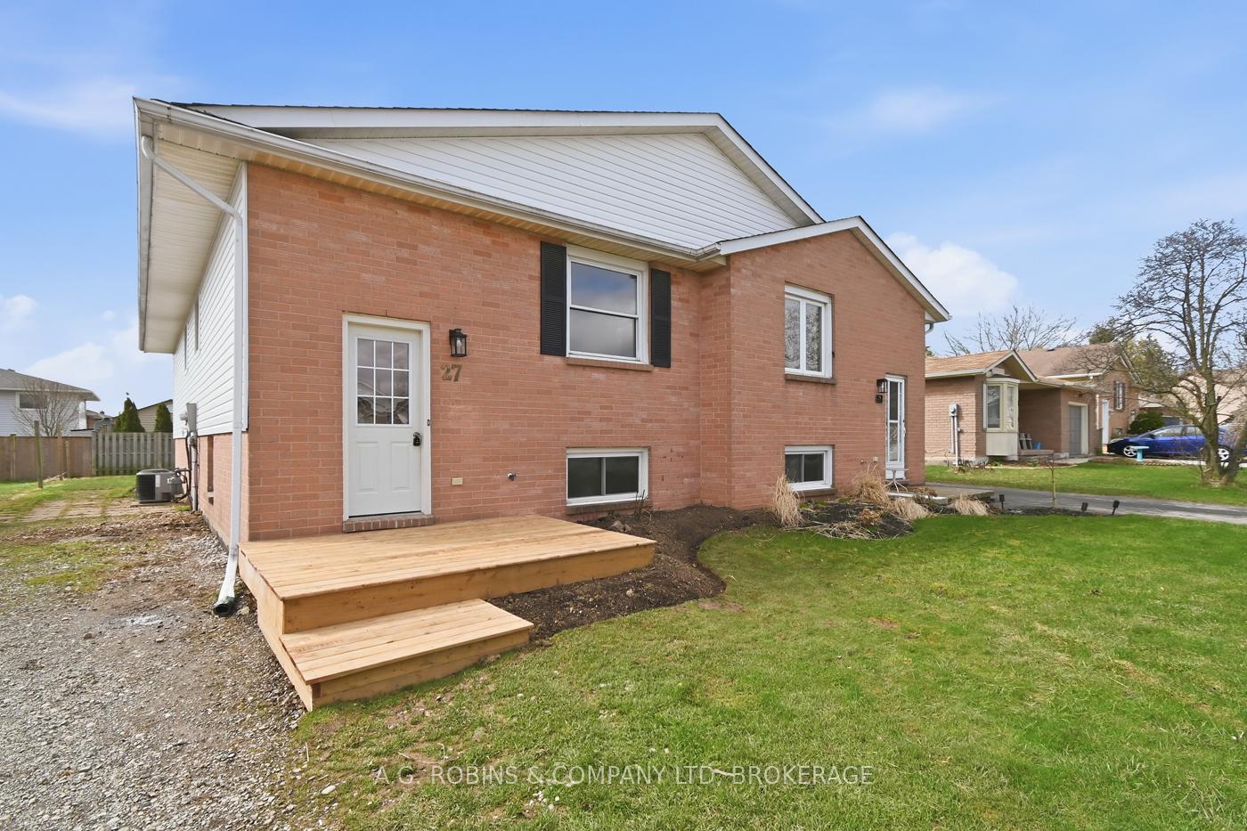 27 Briarsdale Crescent, Welland, ON L3C 6R8
