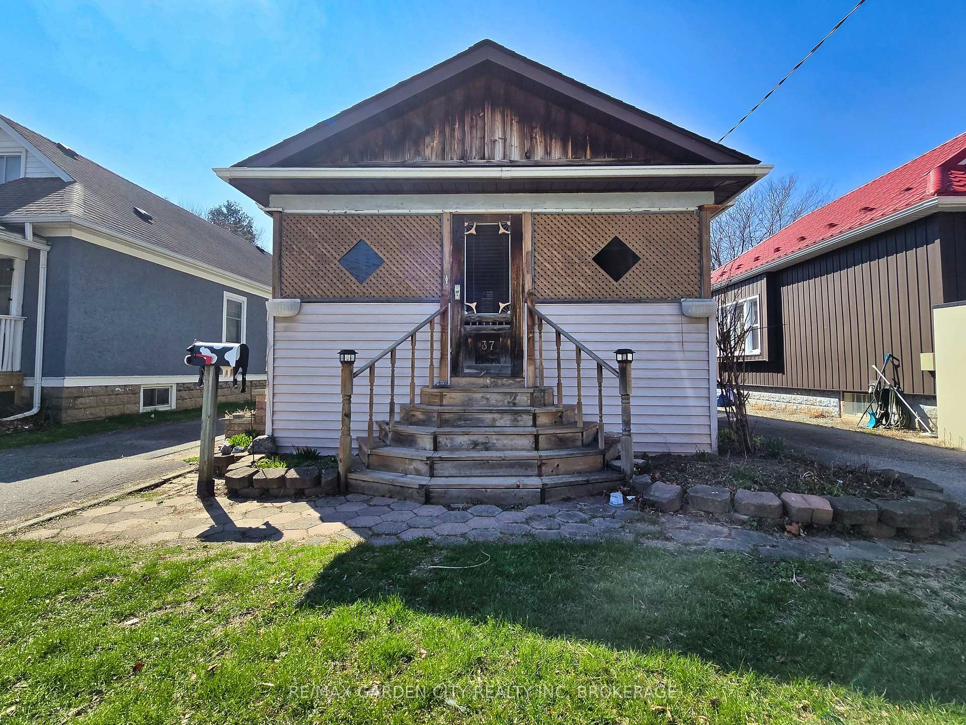 37 KERNAHAN Street, St. Catharines, ON L2R 4T1
