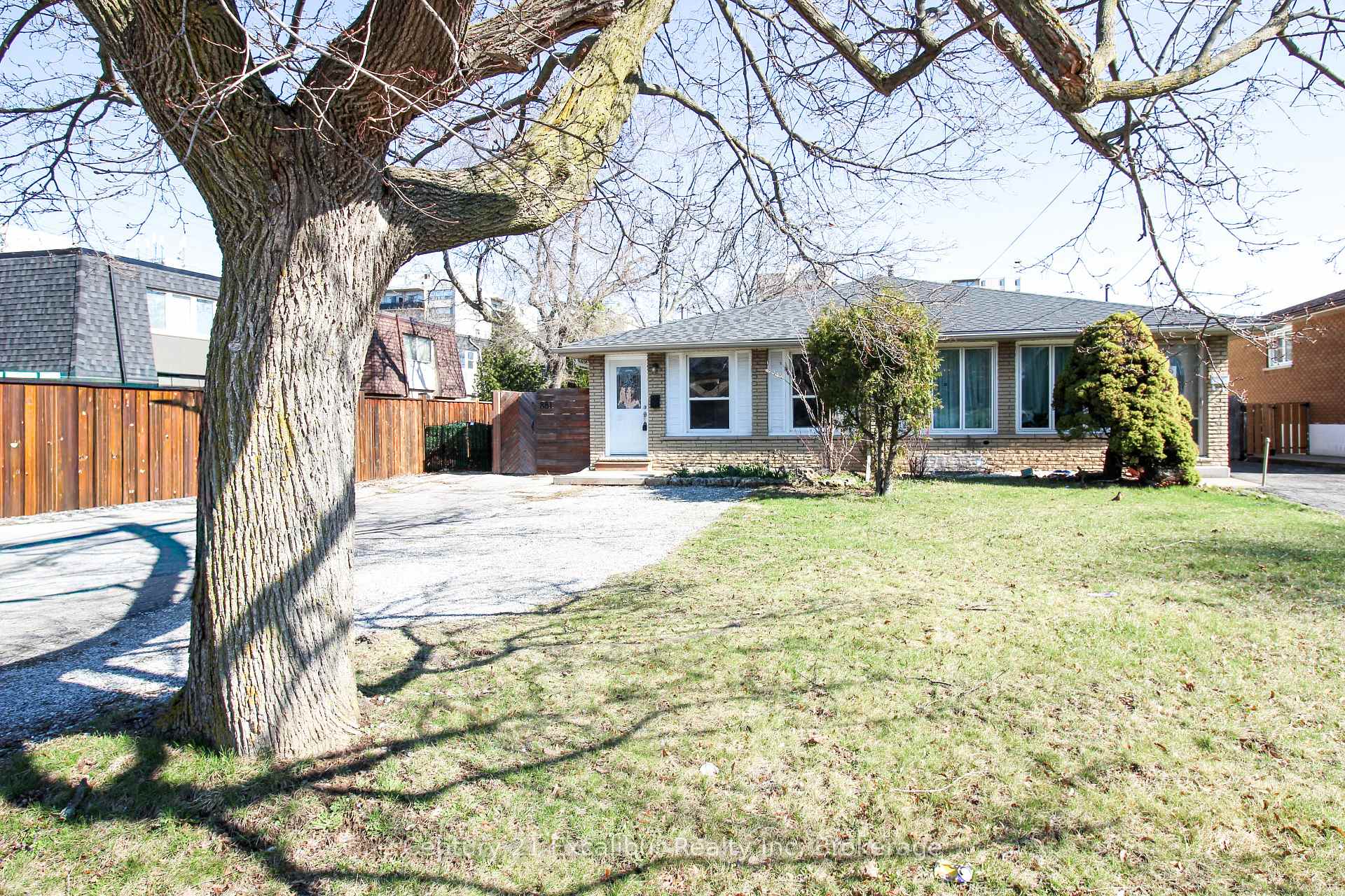 881 Lawrence Road, Hamilton, ON L8K 2A4