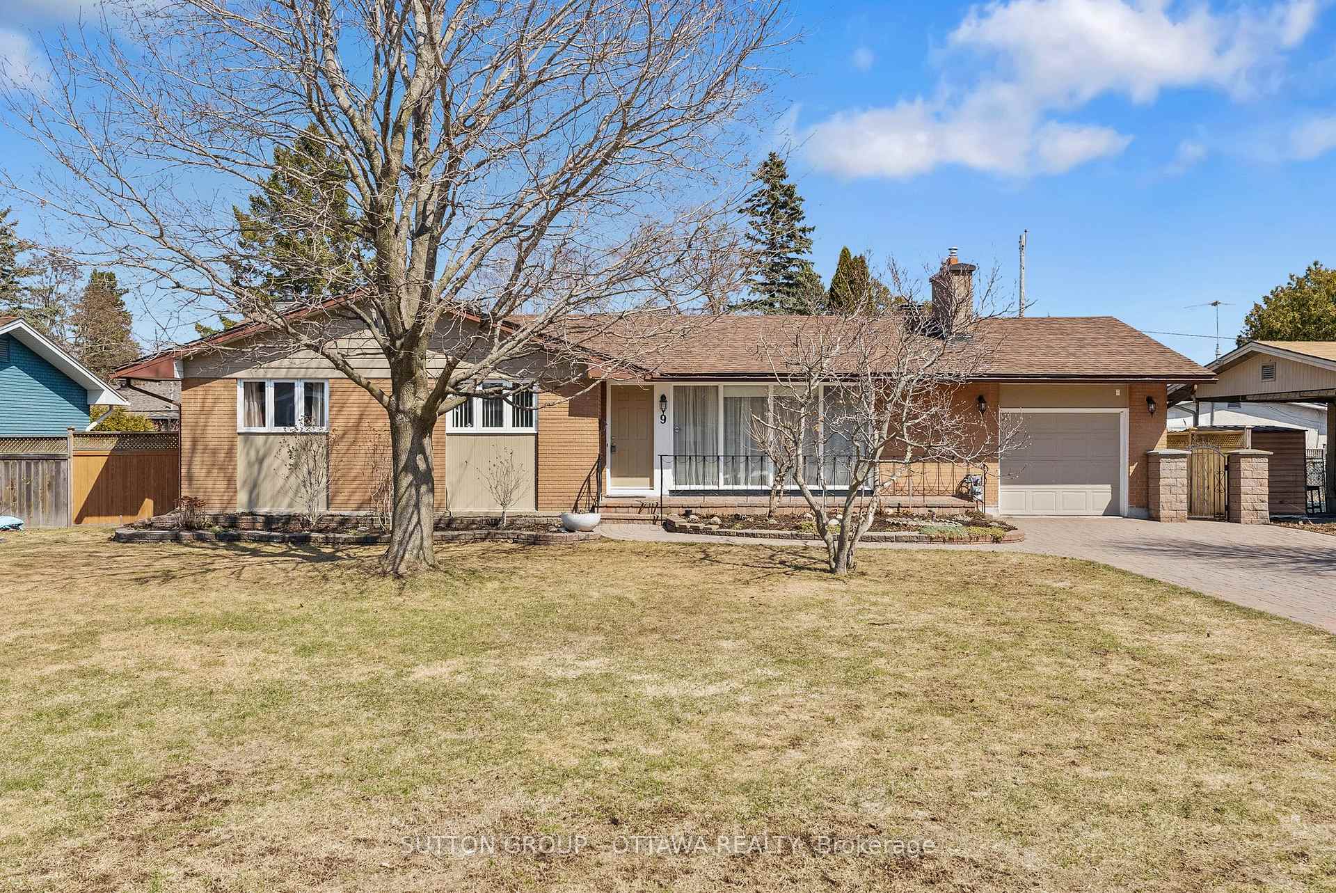 9 Aberfeldy Street, Bells Corners and South to Fallowfield, ON K2H 6H6