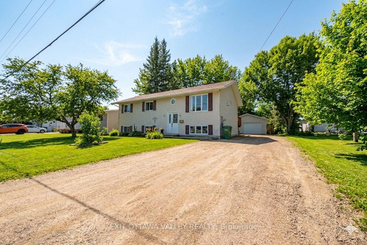 3 Selkirk Street, Petawawa, ON K8H 1N8