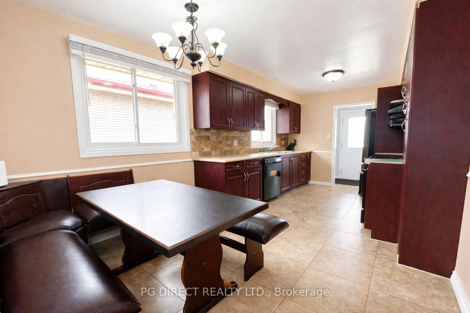 234 Thunderbird Drive, Cambridge — photo 2 of 5