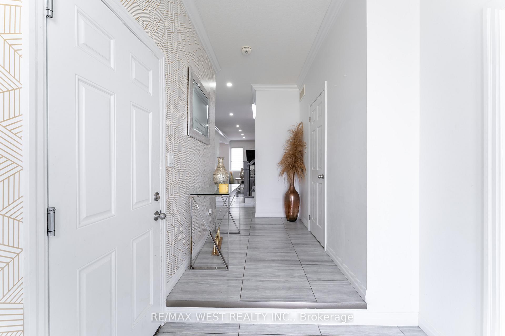 301 Freure Drive, Cambridge — photo 3 of 5