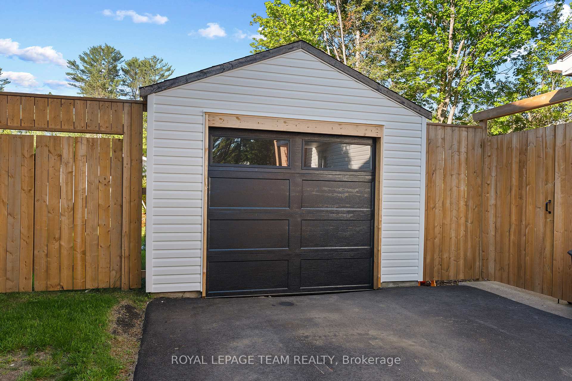 25 FRONTENAC Crescent, Deep River — photo 4 of 5