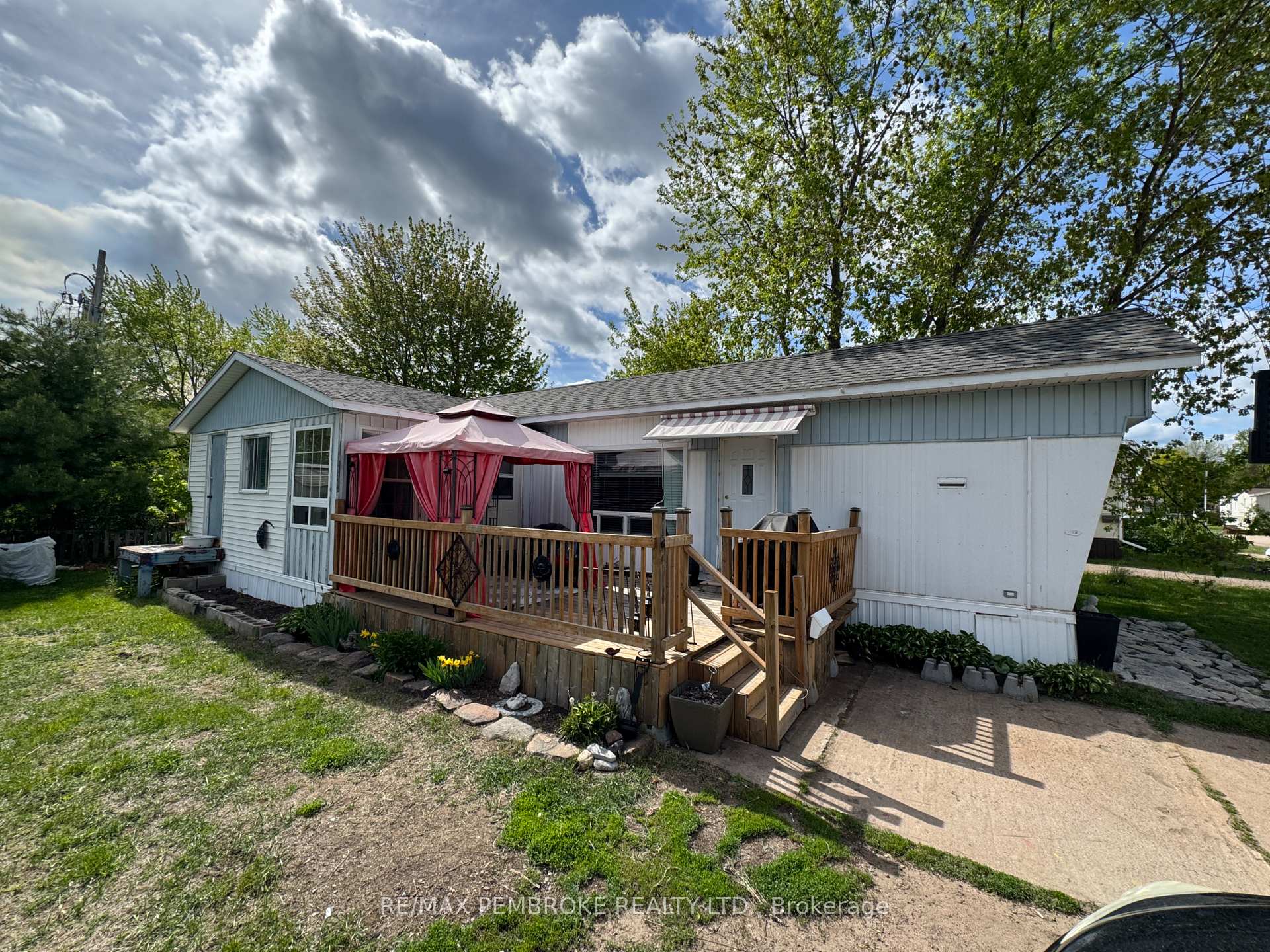 72 Pinehurst Estates, Petawawa, ON K8H 2H2 — Petawawa, Ontario