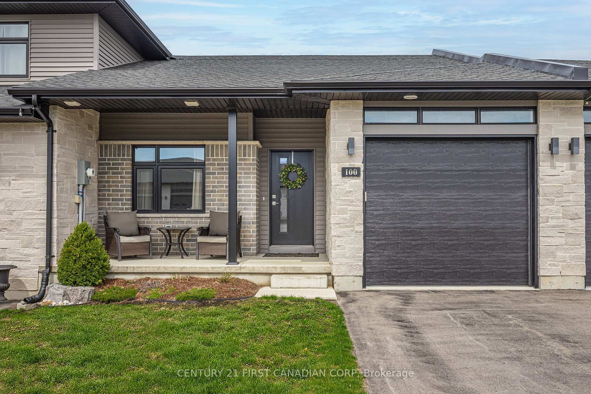 100 Rowe Avenue, South Huron — photo 2 of 5