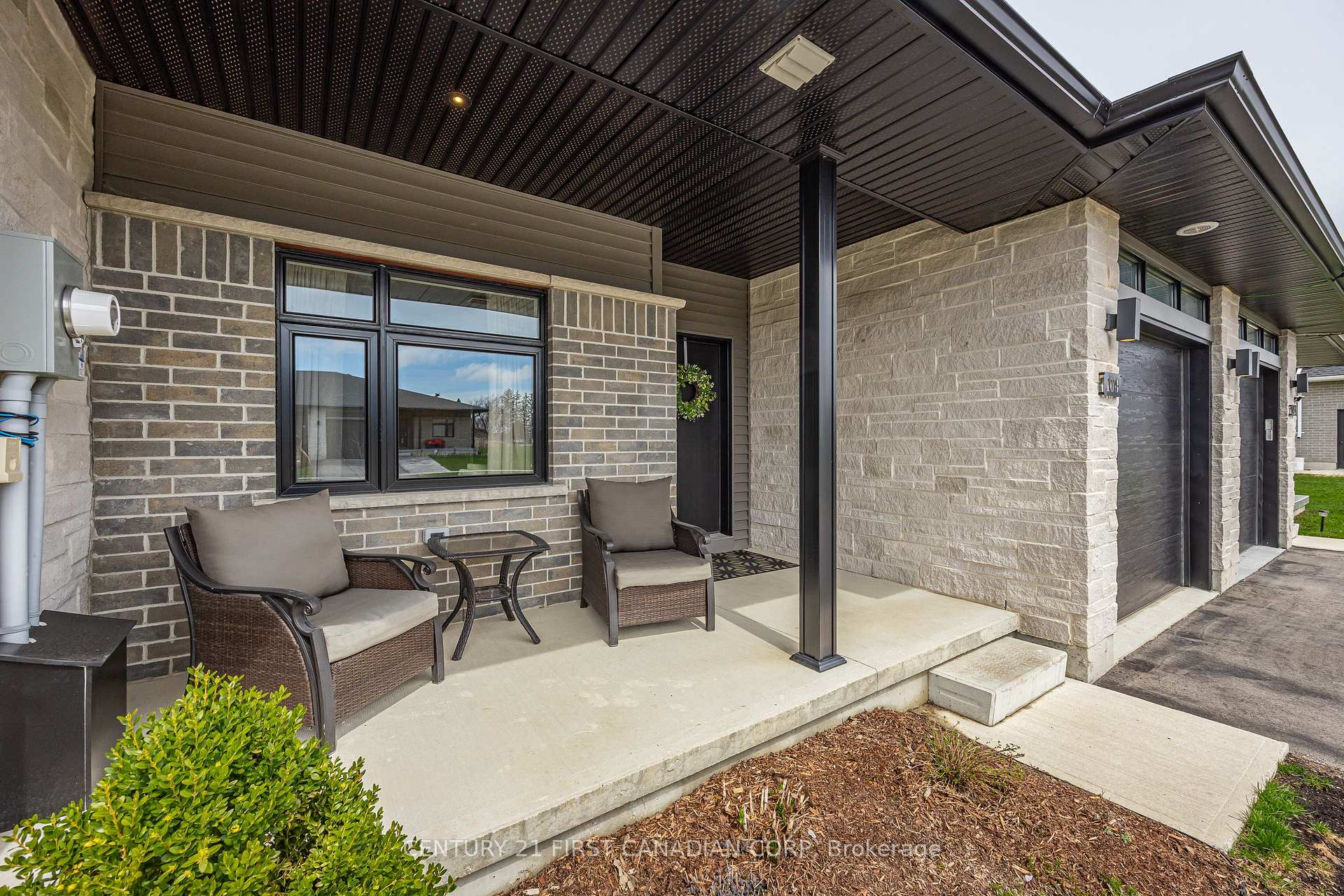 100 Rowe Avenue, South Huron — photo 4 of 5