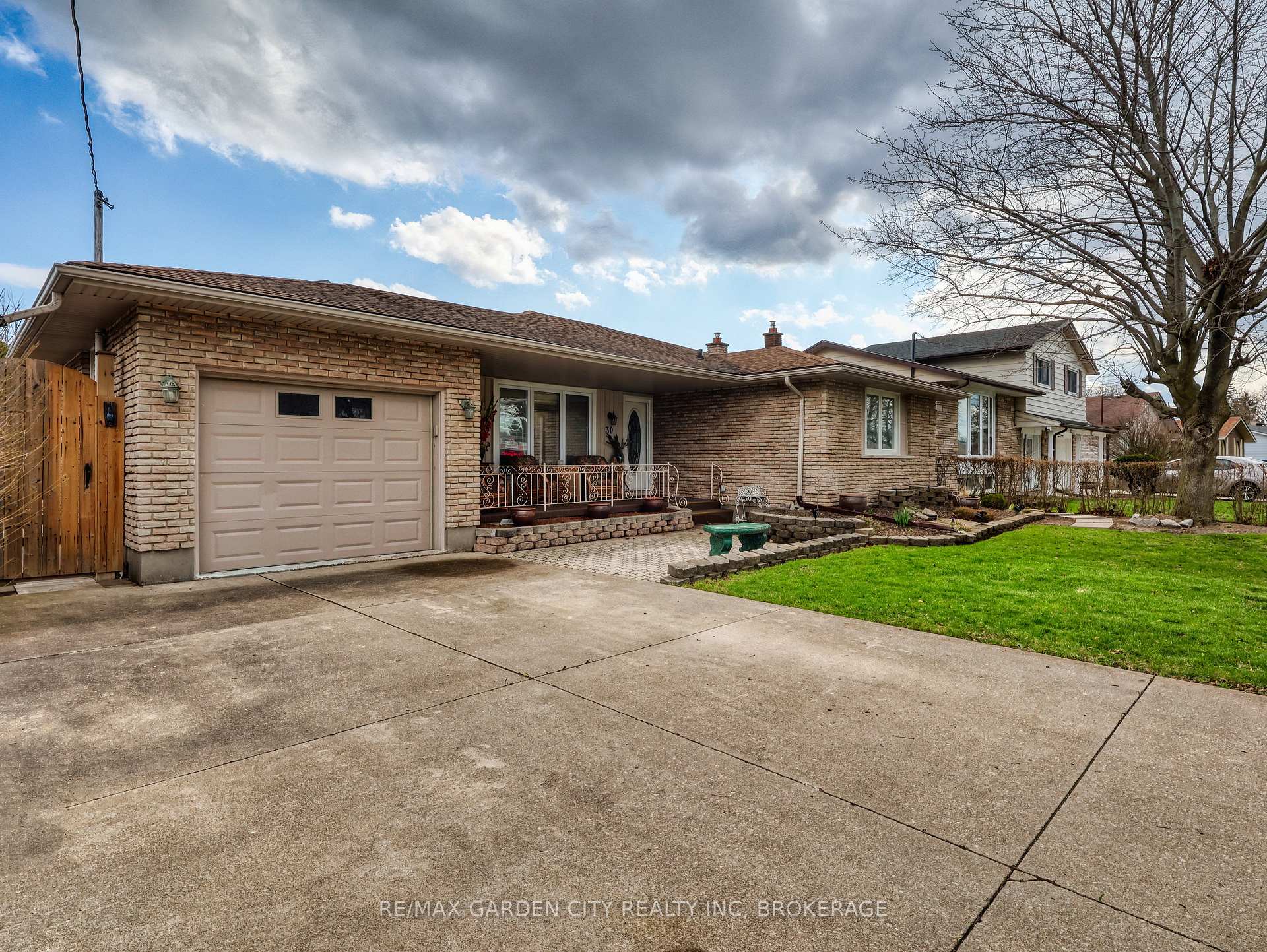 30 Glenview Avenue, St. Catharines — photo 2 of 5