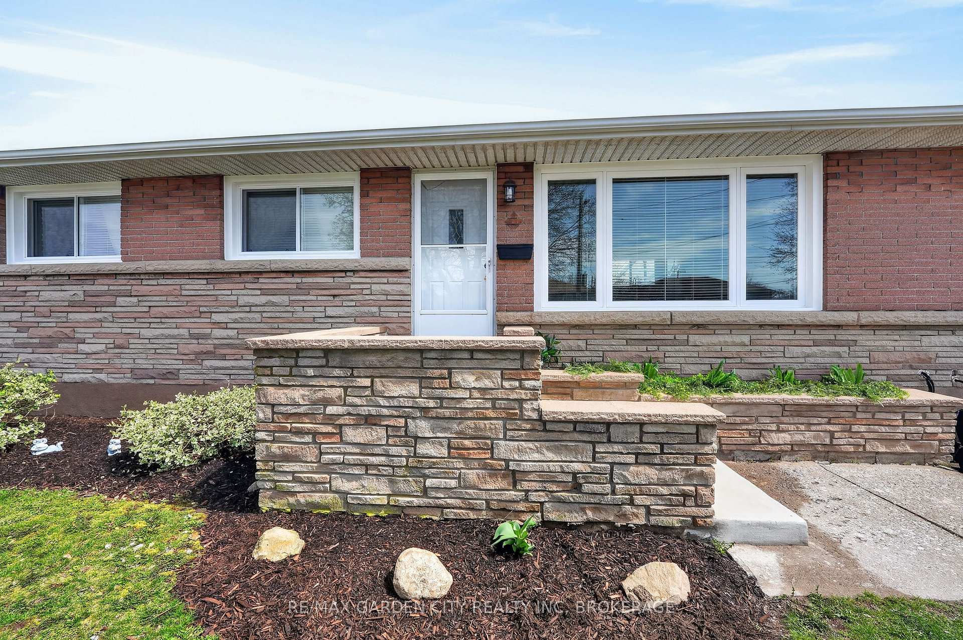 77 Balmoral Avenue, Welland — photo 3 of 5