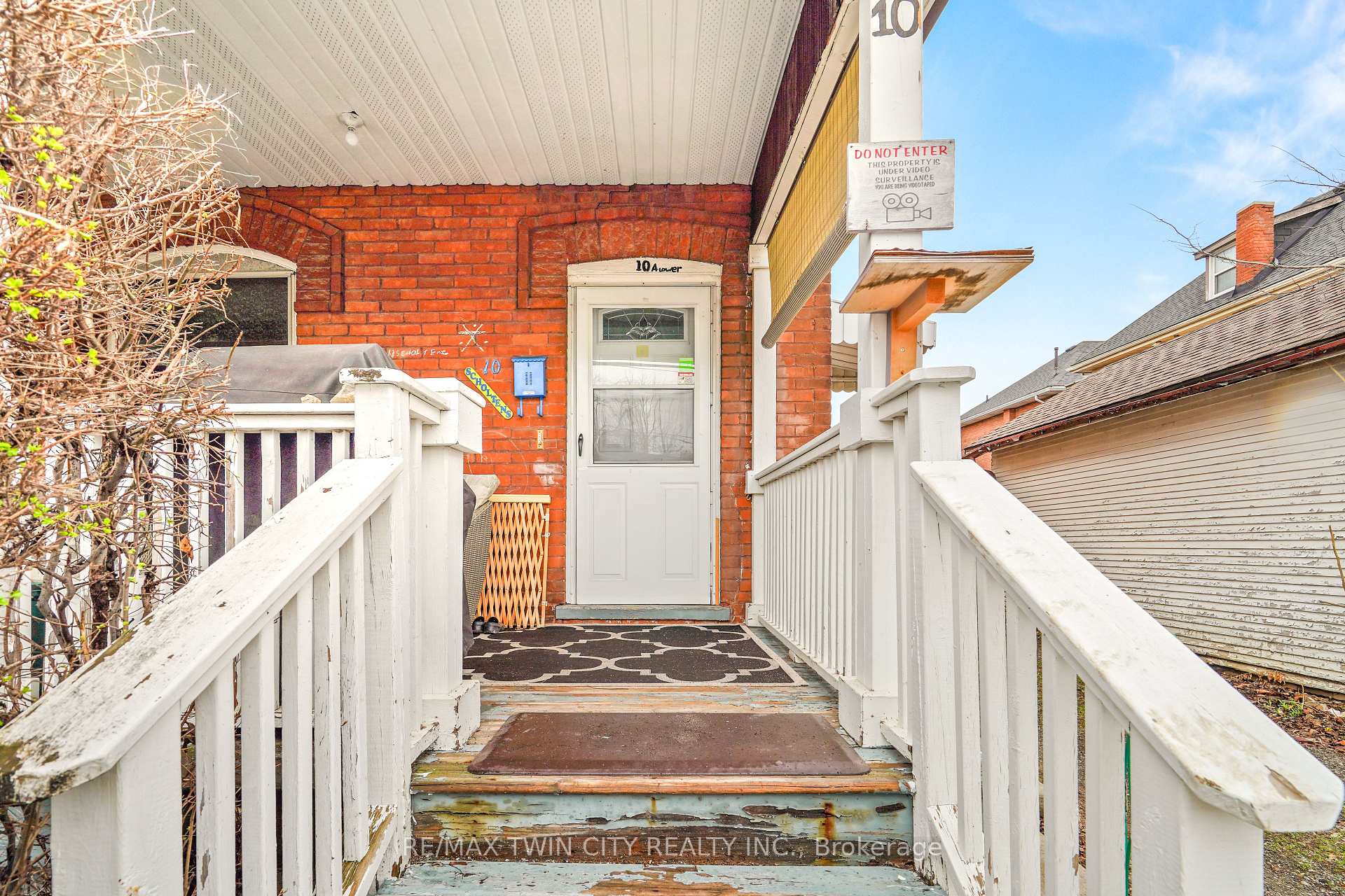 10 Henrietta Street, Brantford — photo 4 of 5