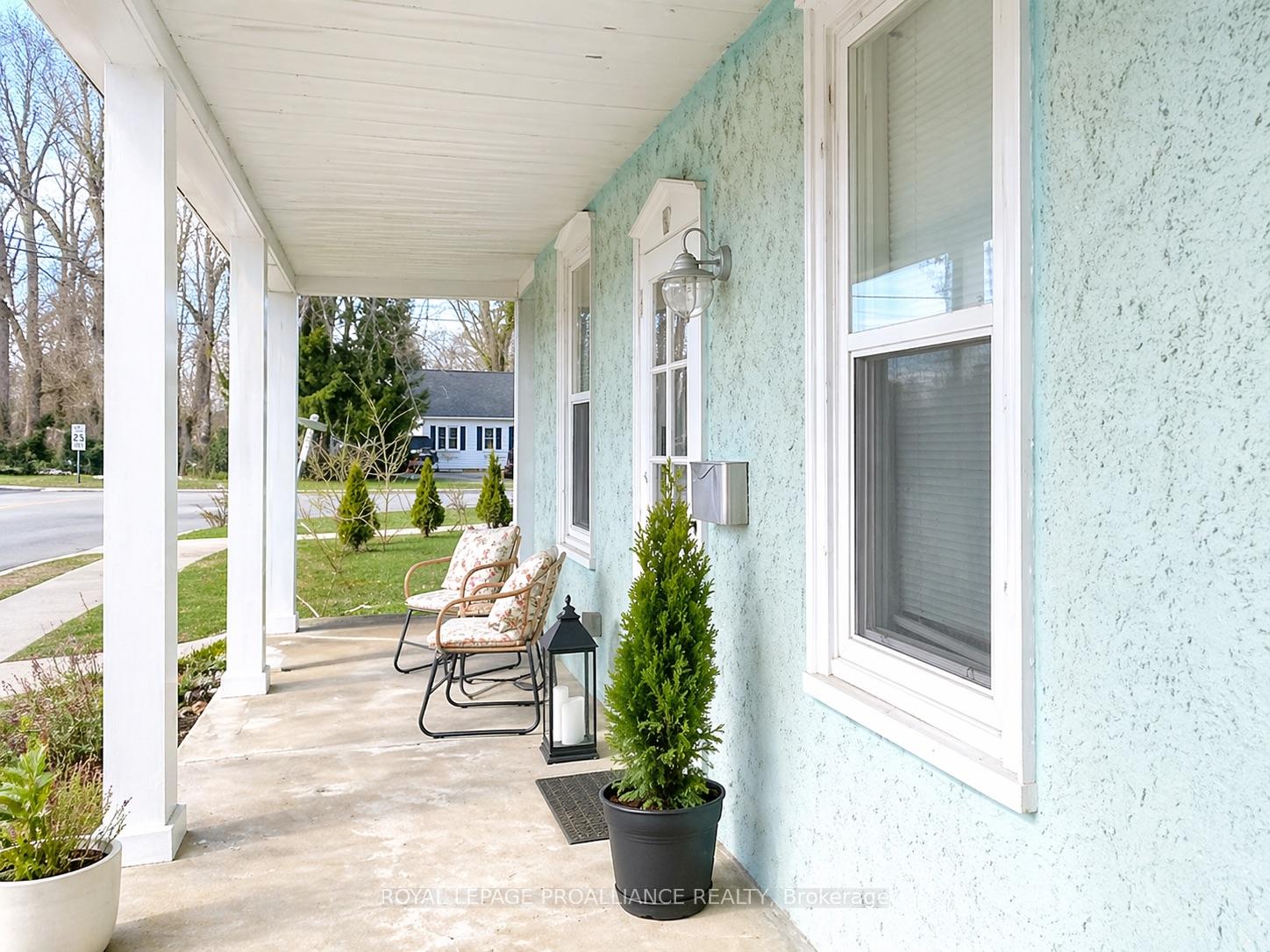 17 King Street, Prince Edward County — photo 2 of 5