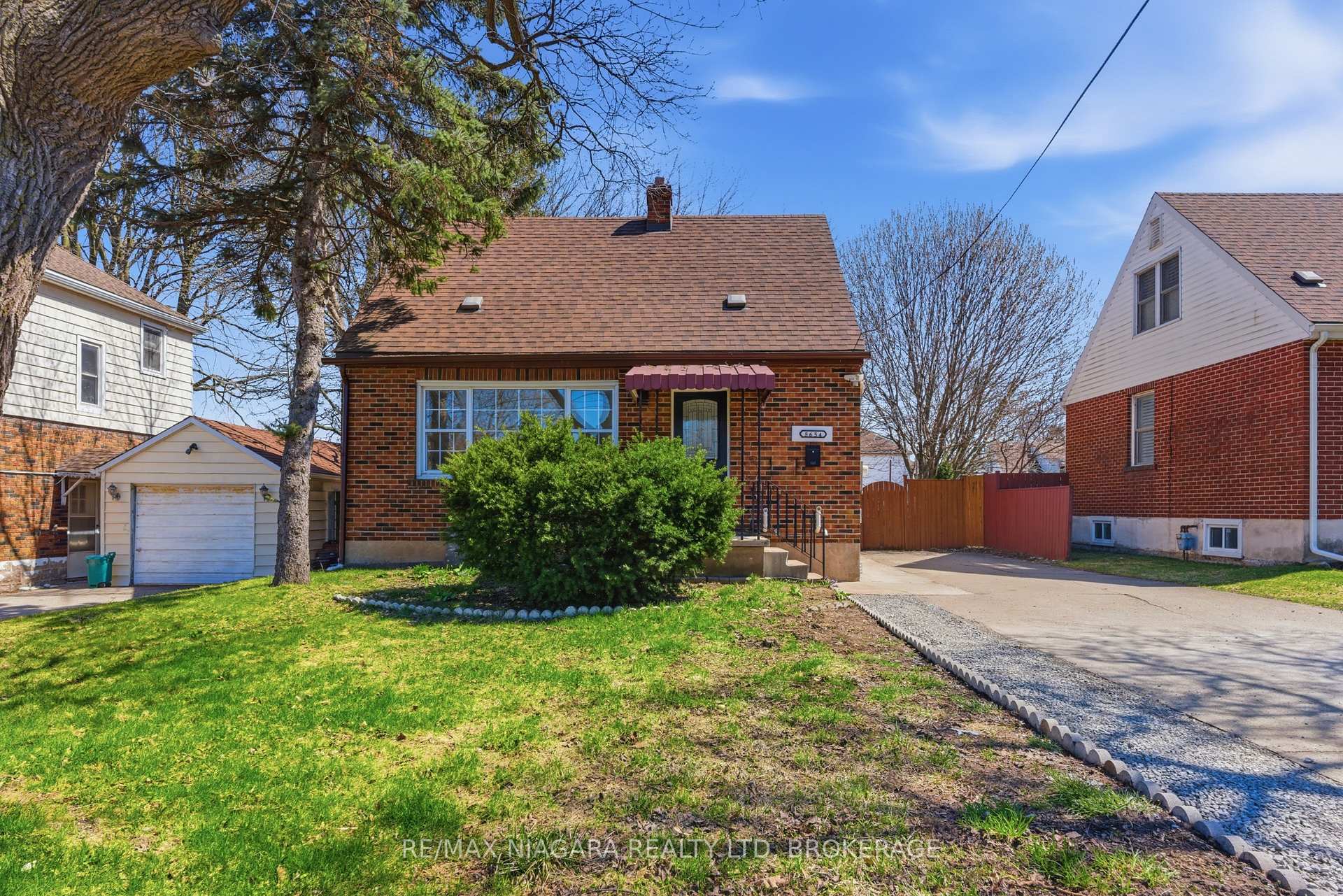 5654 Drummond Road, Niagara Falls, ON L2G 4L4