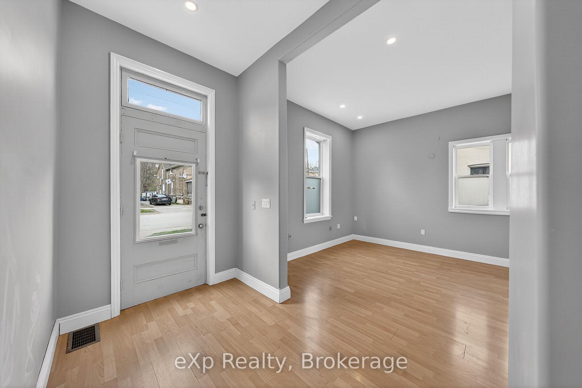 12 Fleet Street, Brantford — photo 4 of 5