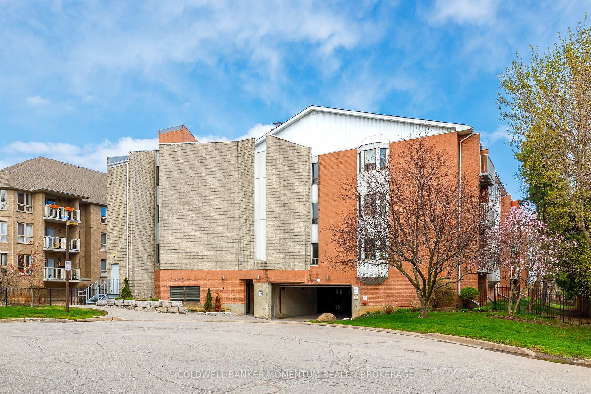6 NIAGARA Street 206, Grimsby, ON L3M 5A4