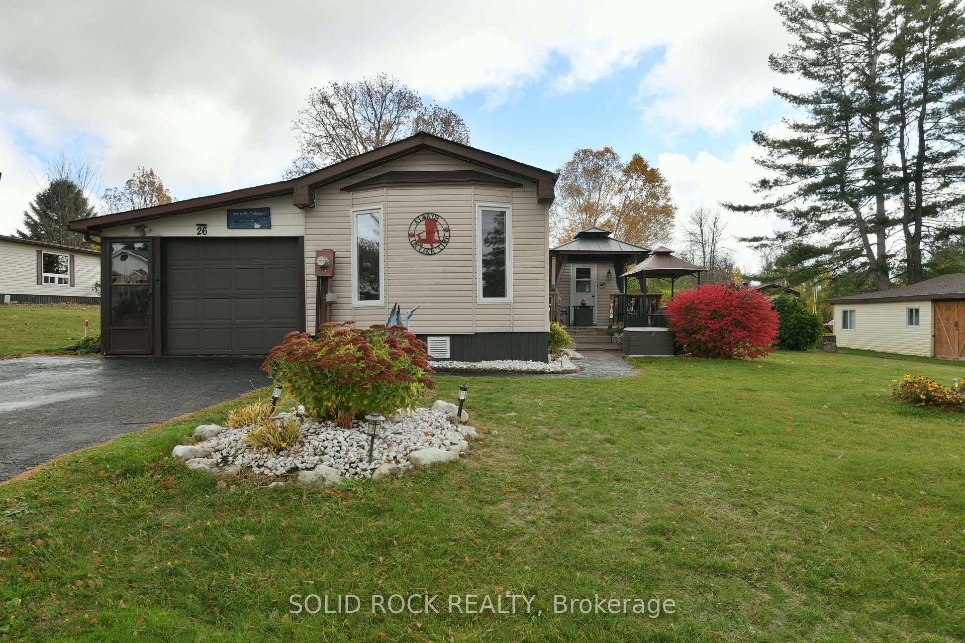 26 Evergreen Lane, McNab/Braeside — photo 2 of 5