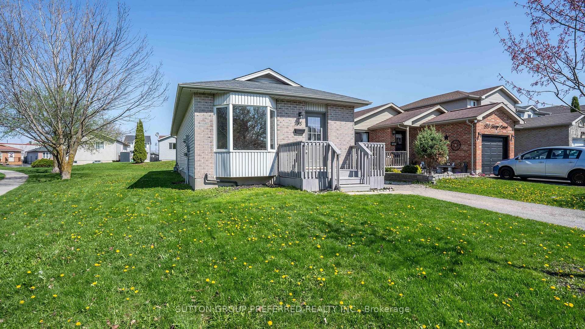 195 Simpson Crescent, London East — photo 2 of 5