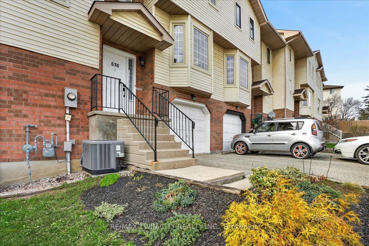 636 Grange Crescent, Waterloo — photo 4 of 5