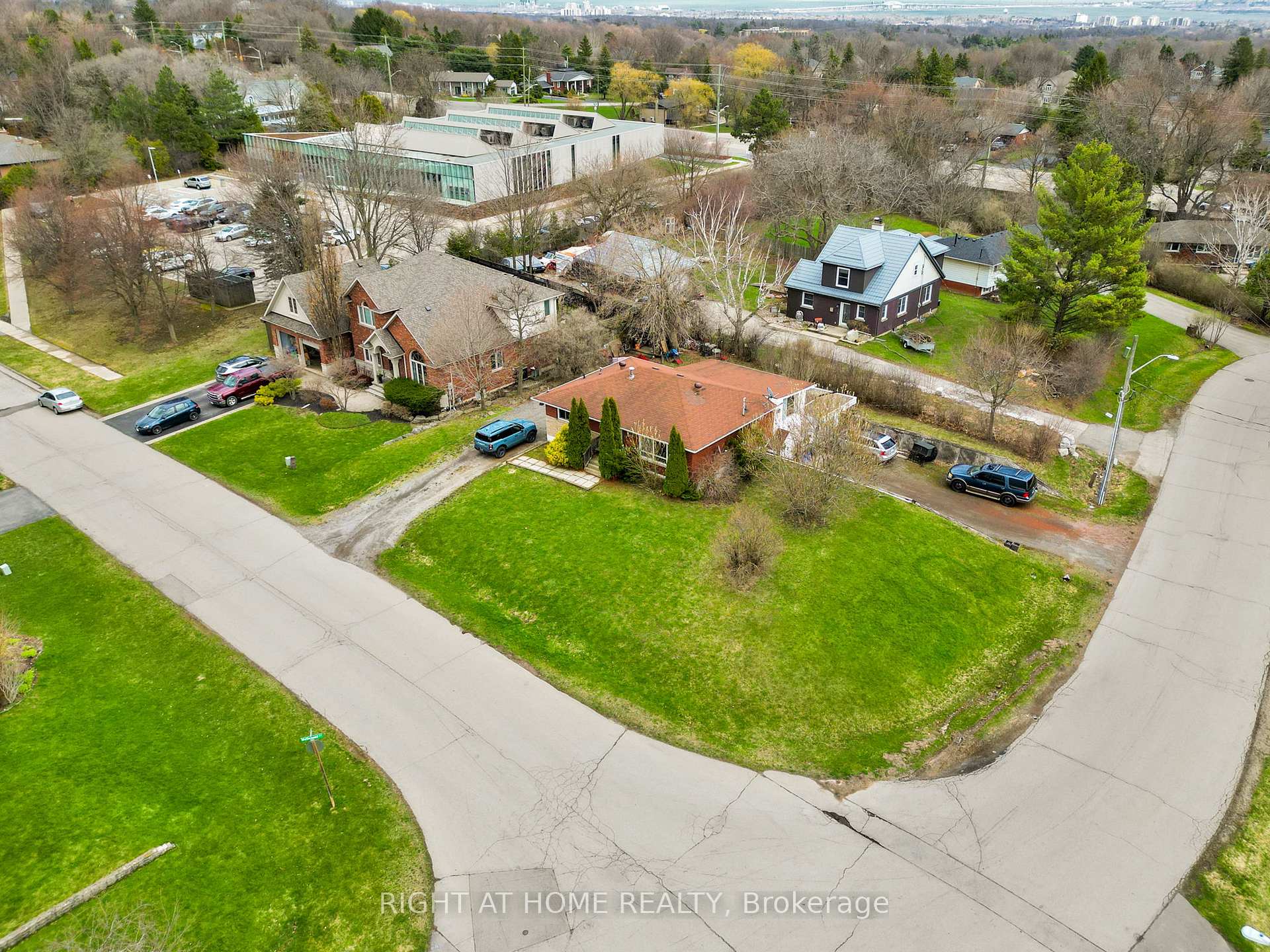 13 Mcdonald Court, Hamilton, ON L9H 7G1