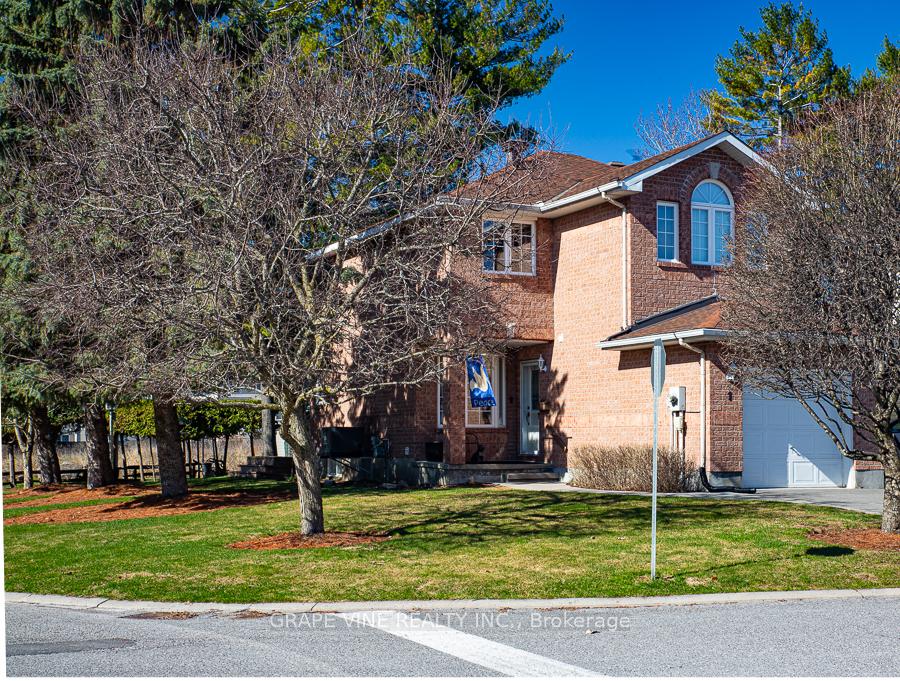 1 Newcastle Avenue, Kanata — photo 2 of 5