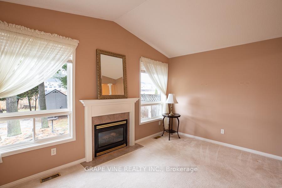 1 Newcastle Avenue, Kanata — photo 3 of 5